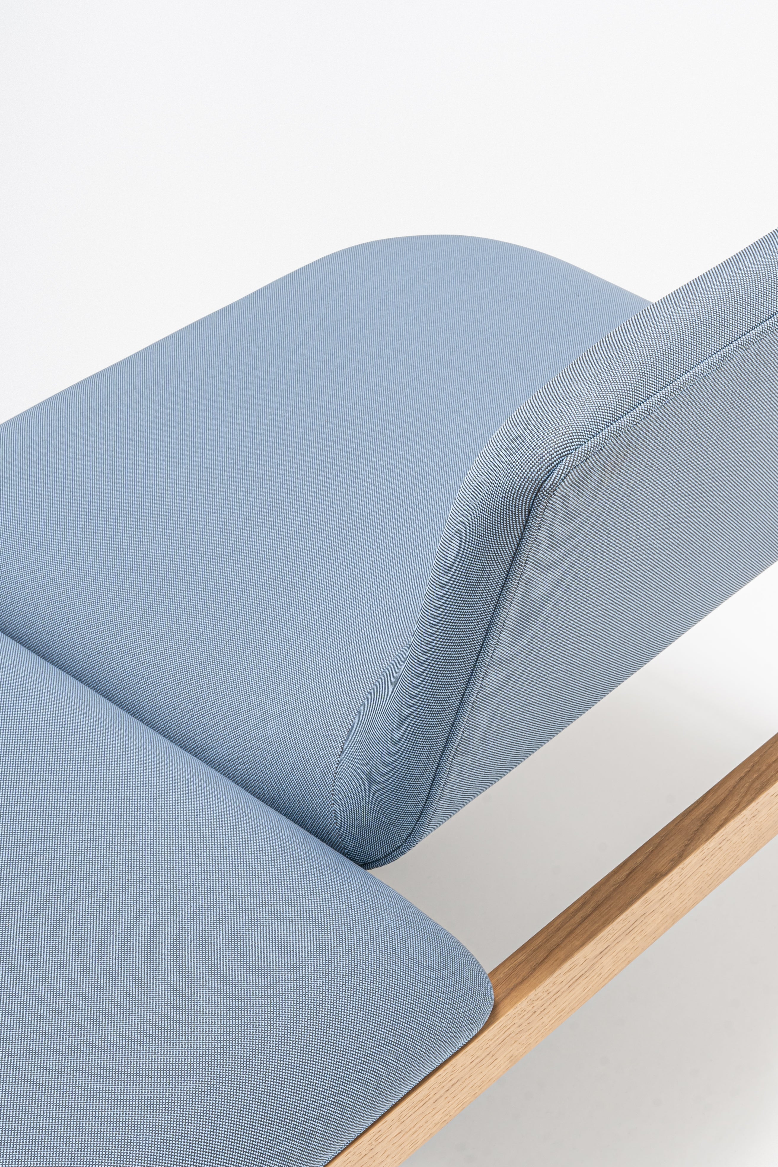 Gepolsterte Bank mit Rampen der Holzbasis