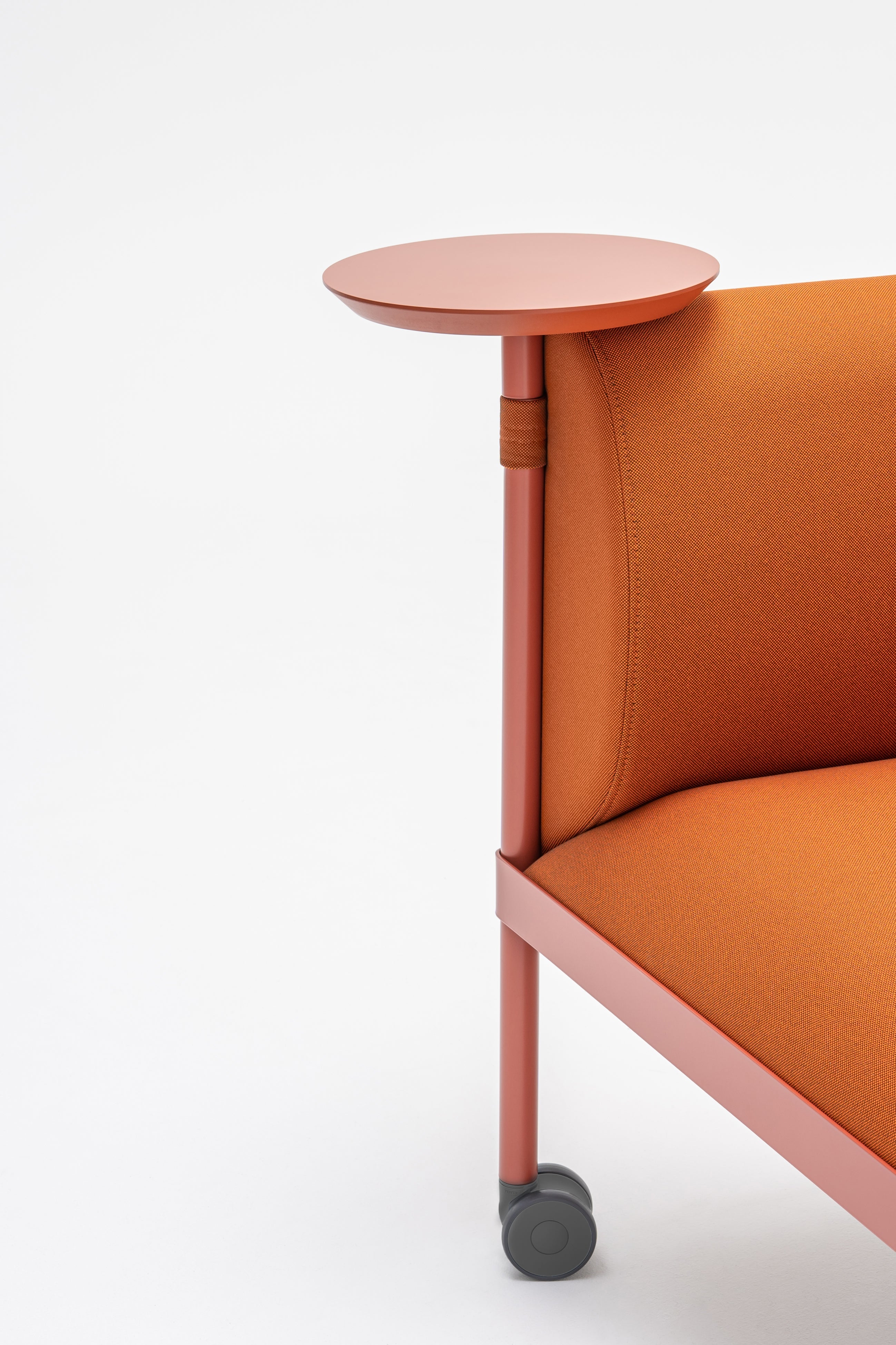 Lage fauteuil STILT gestoffeerd