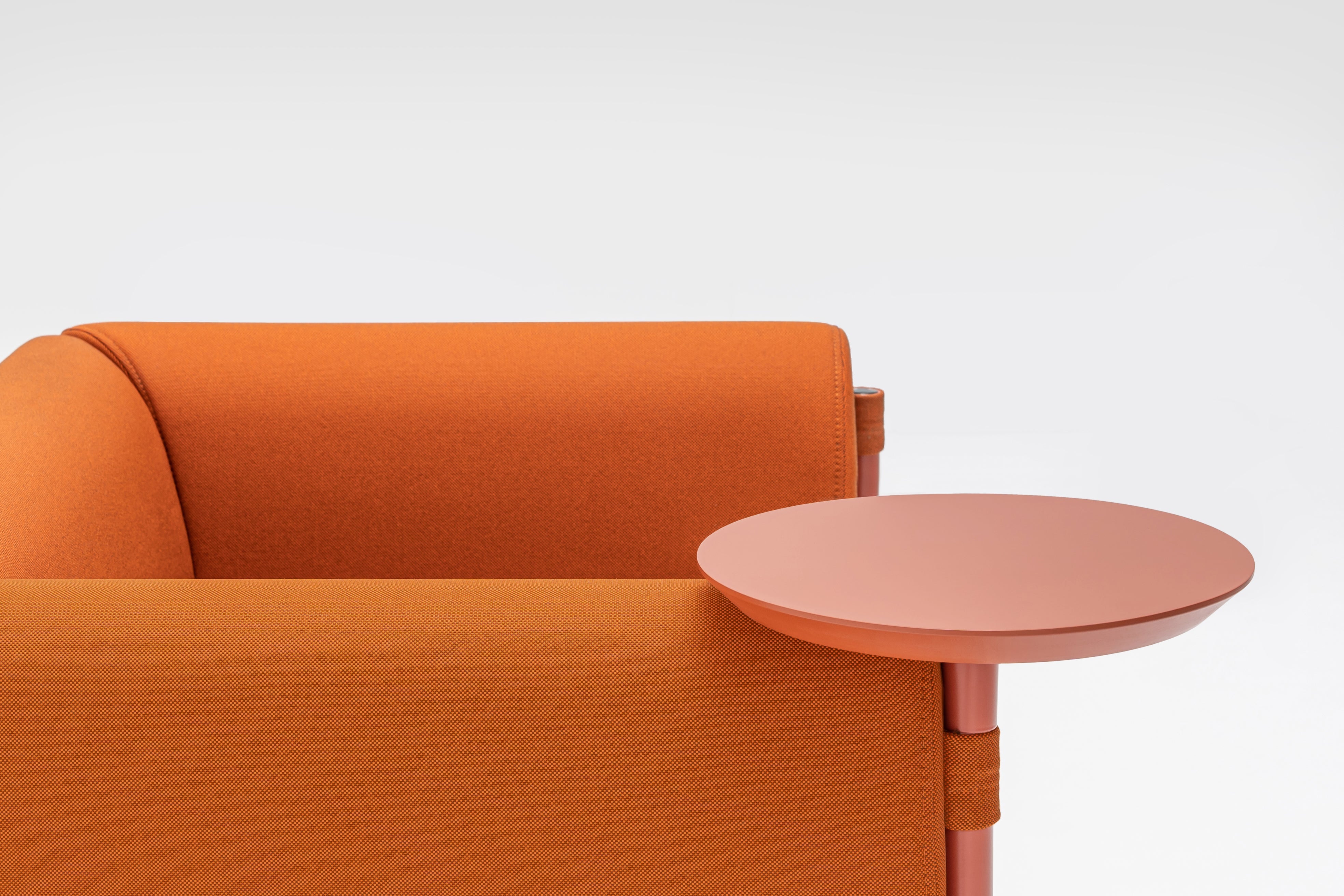 Lage fauteuil STILT gestoffeerd