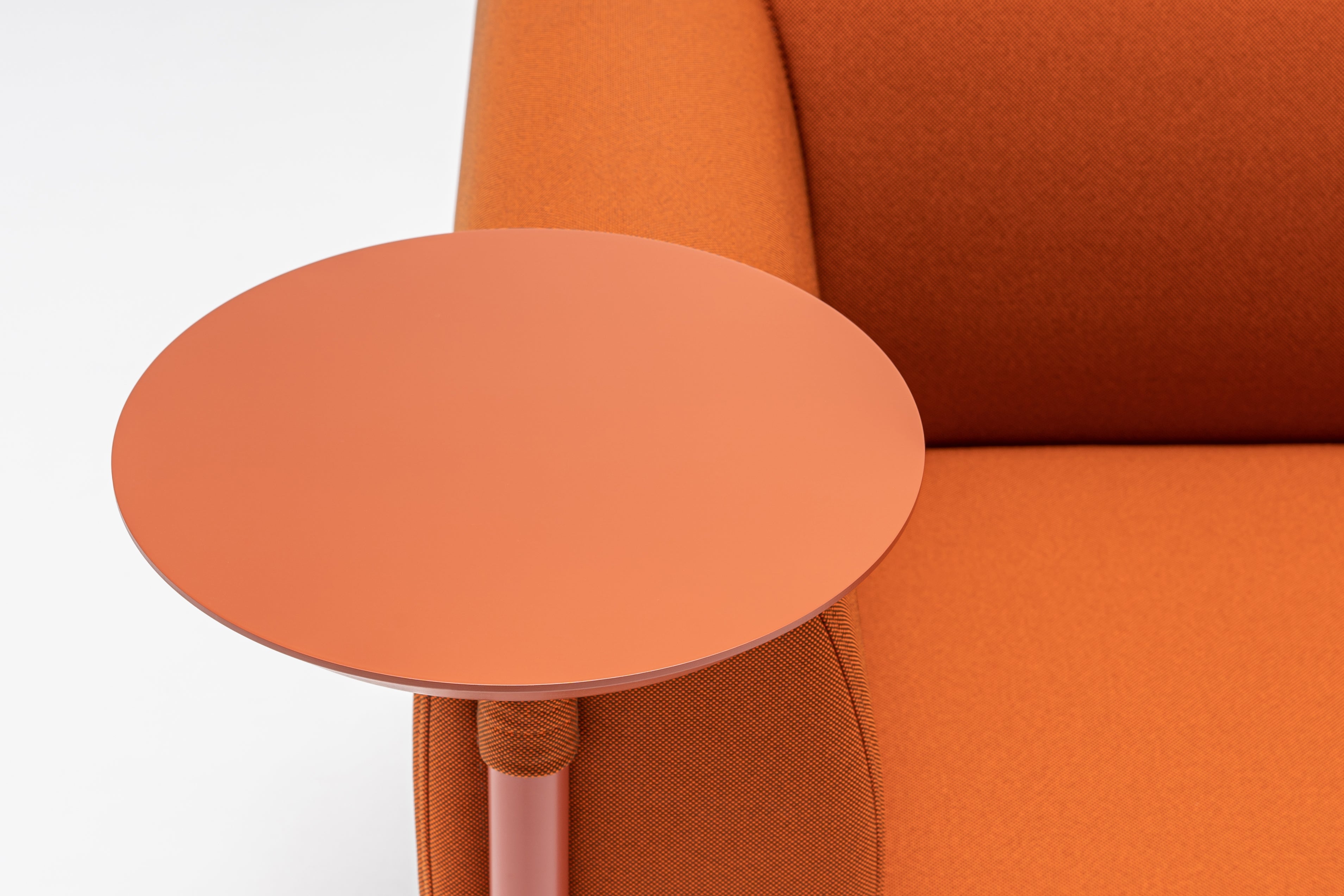 Lage fauteuil STILT gestoffeerd