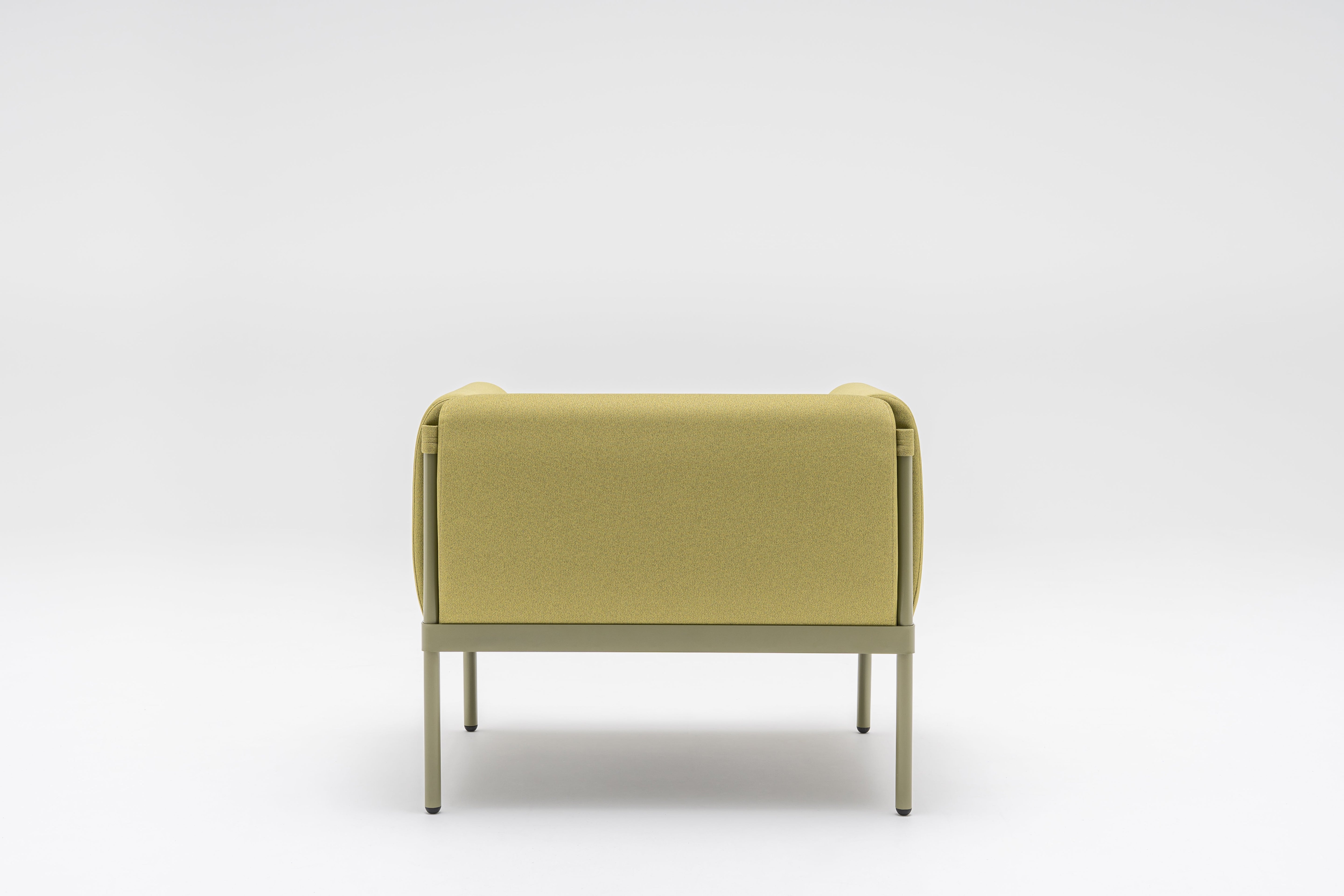 Lage fauteuil STILT gestoffeerd