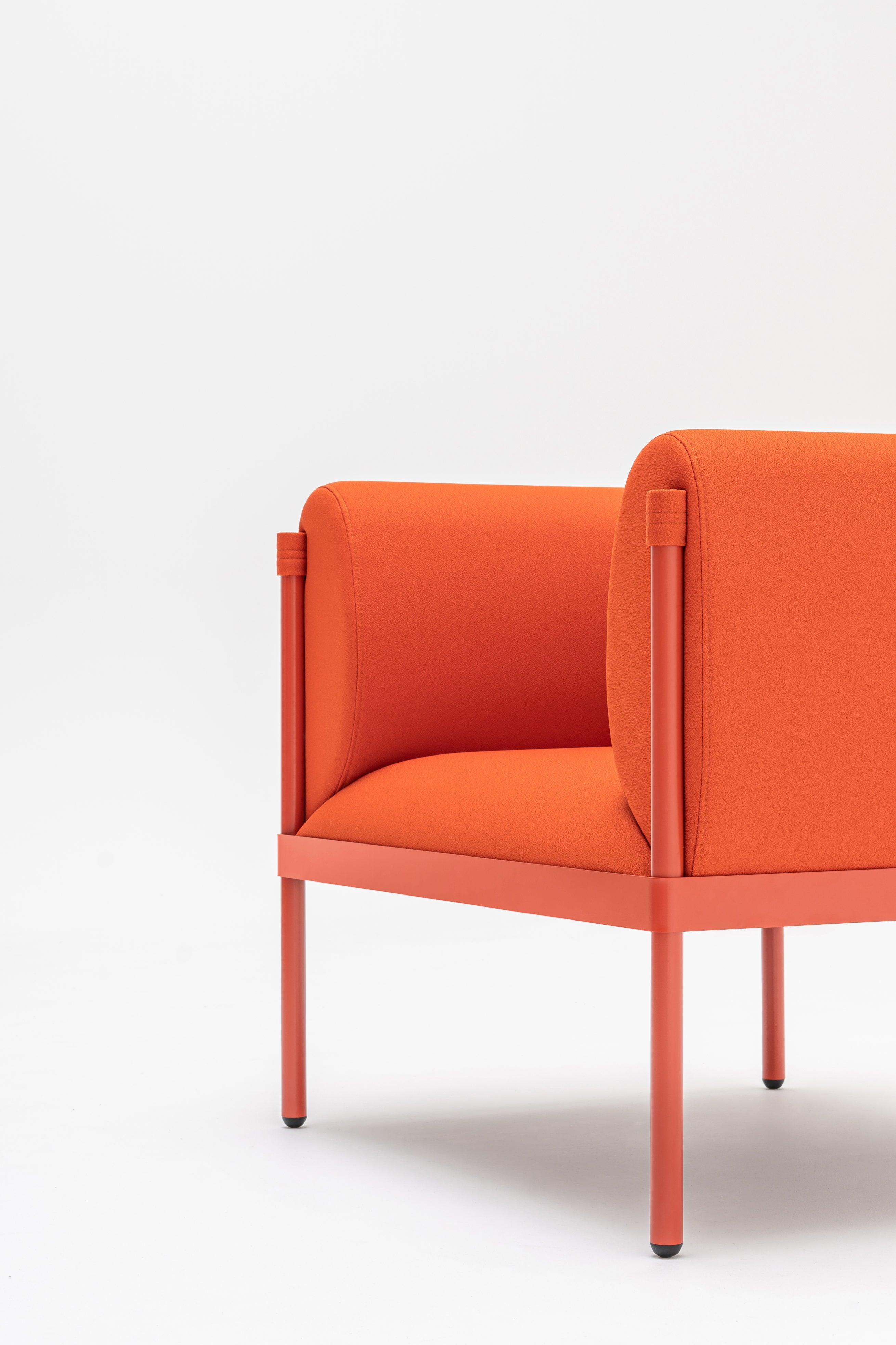 Lage fauteuil STILT gestoffeerd