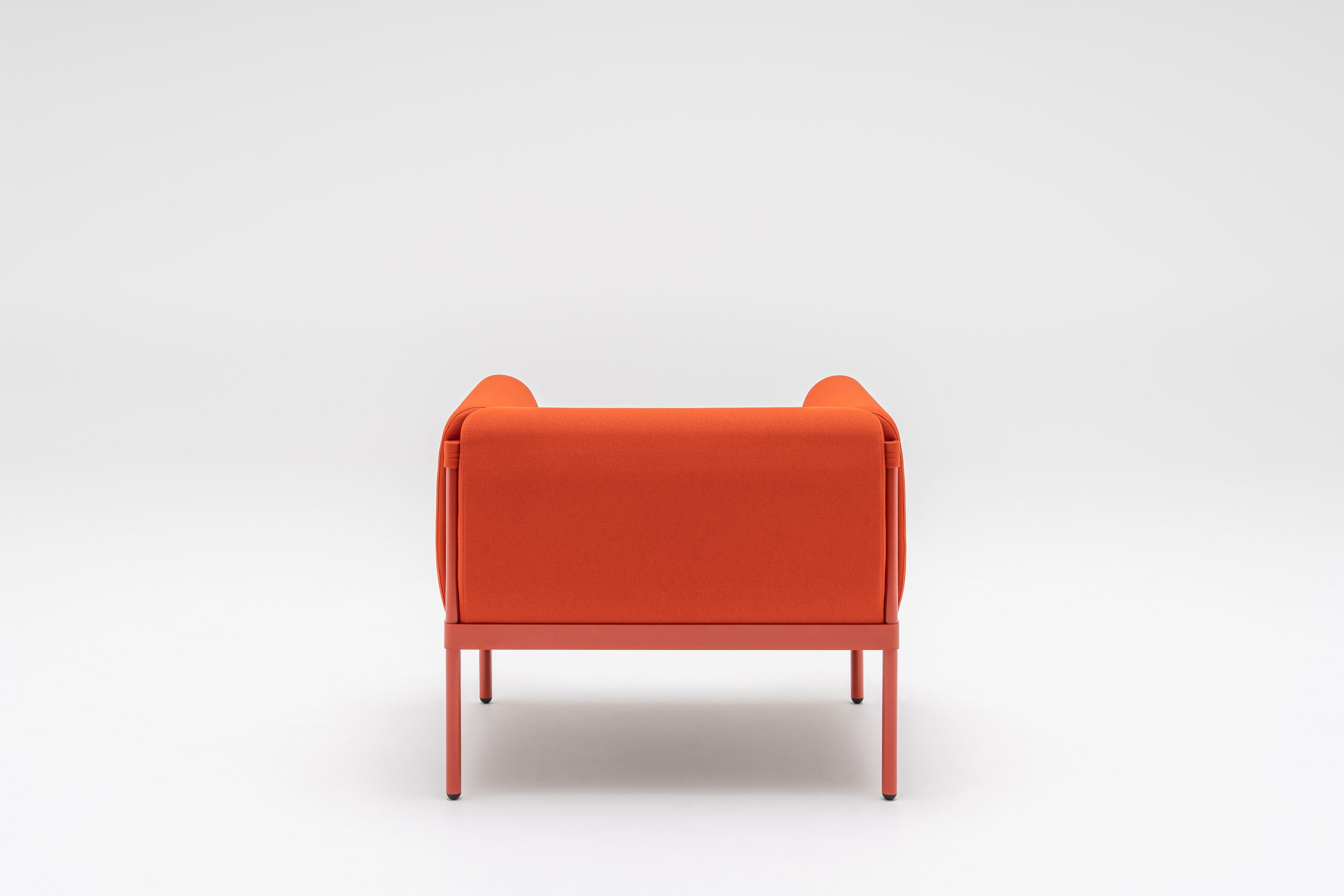 Lage fauteuil STILT gestoffeerd