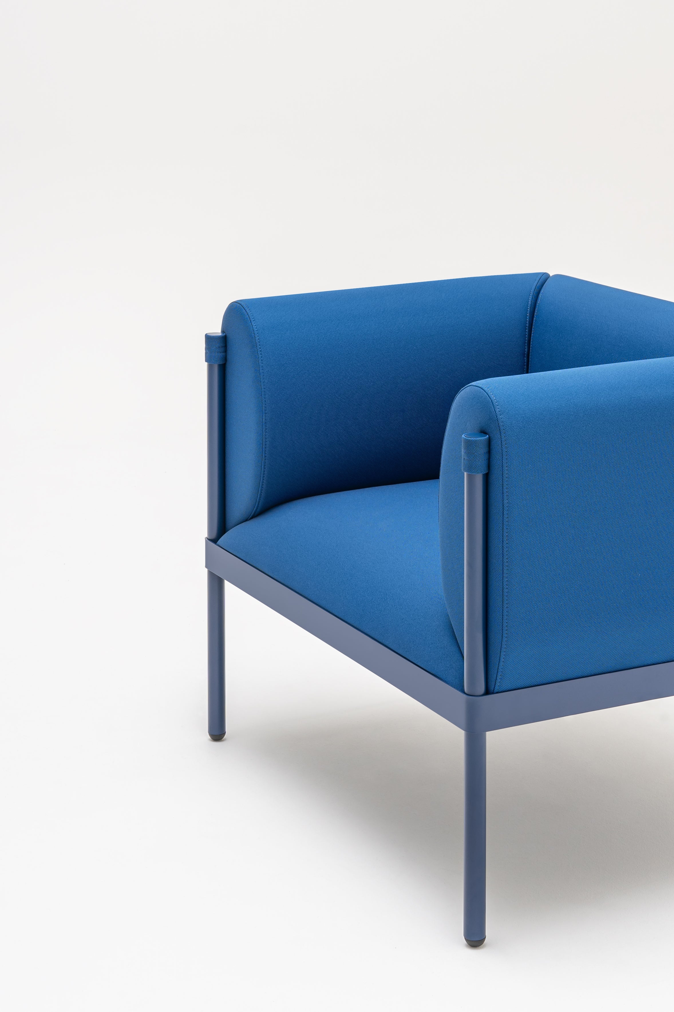 Lage fauteuil STILT gestoffeerd