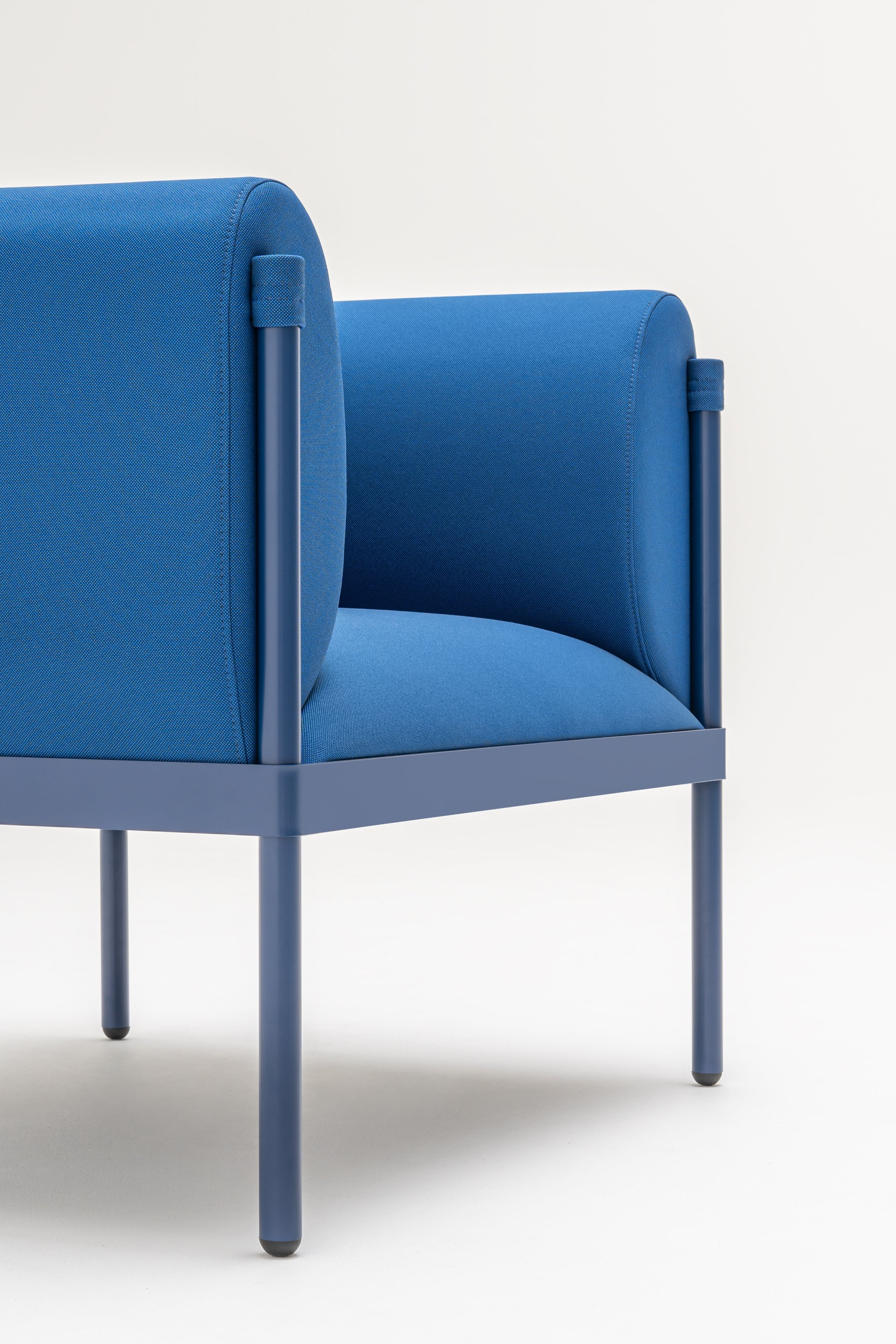 Lage fauteuil STILT gestoffeerd