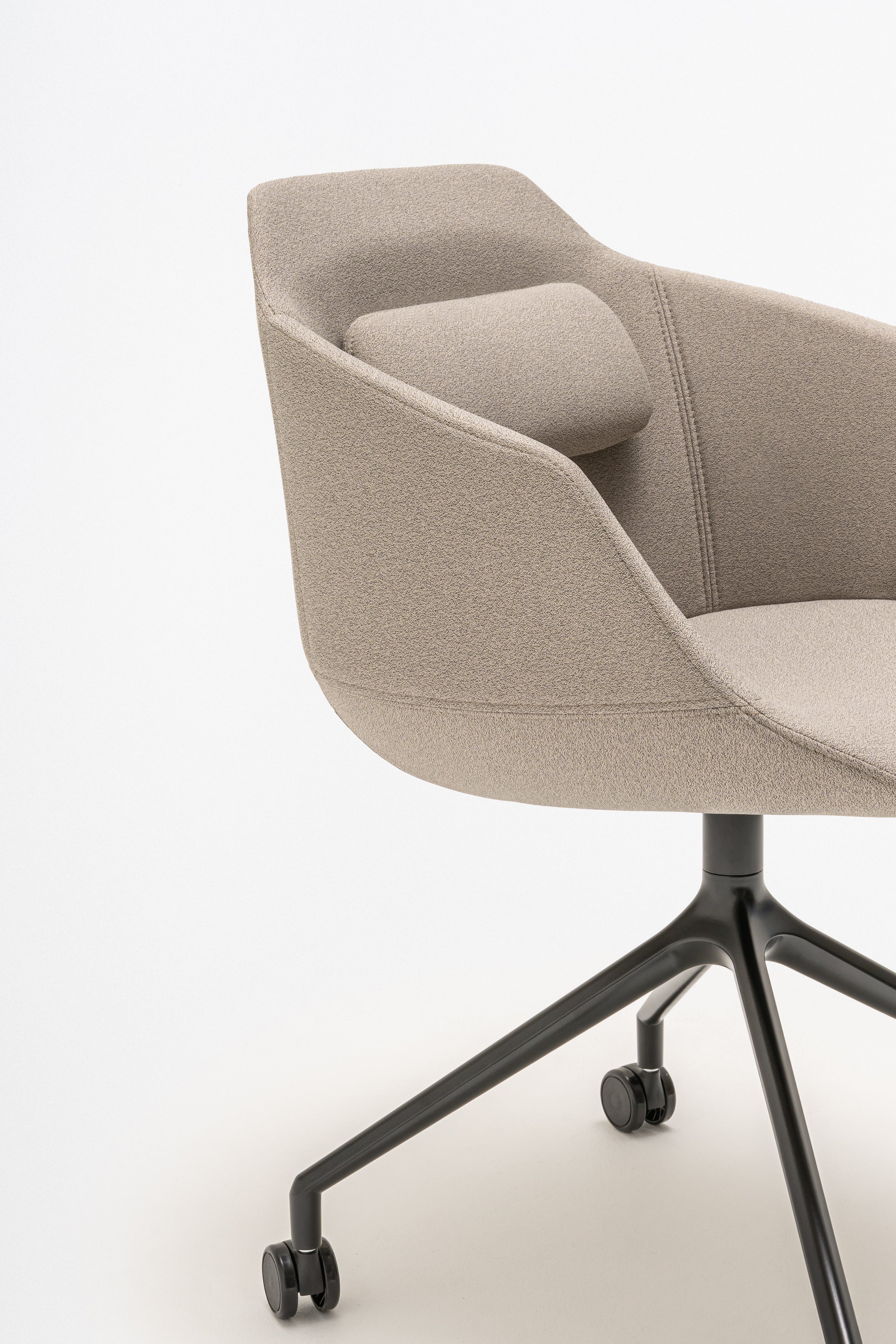 Bürostuhl Ultra -Basis des Kreuzes mit Rädern bis zur weichen Oberfläche