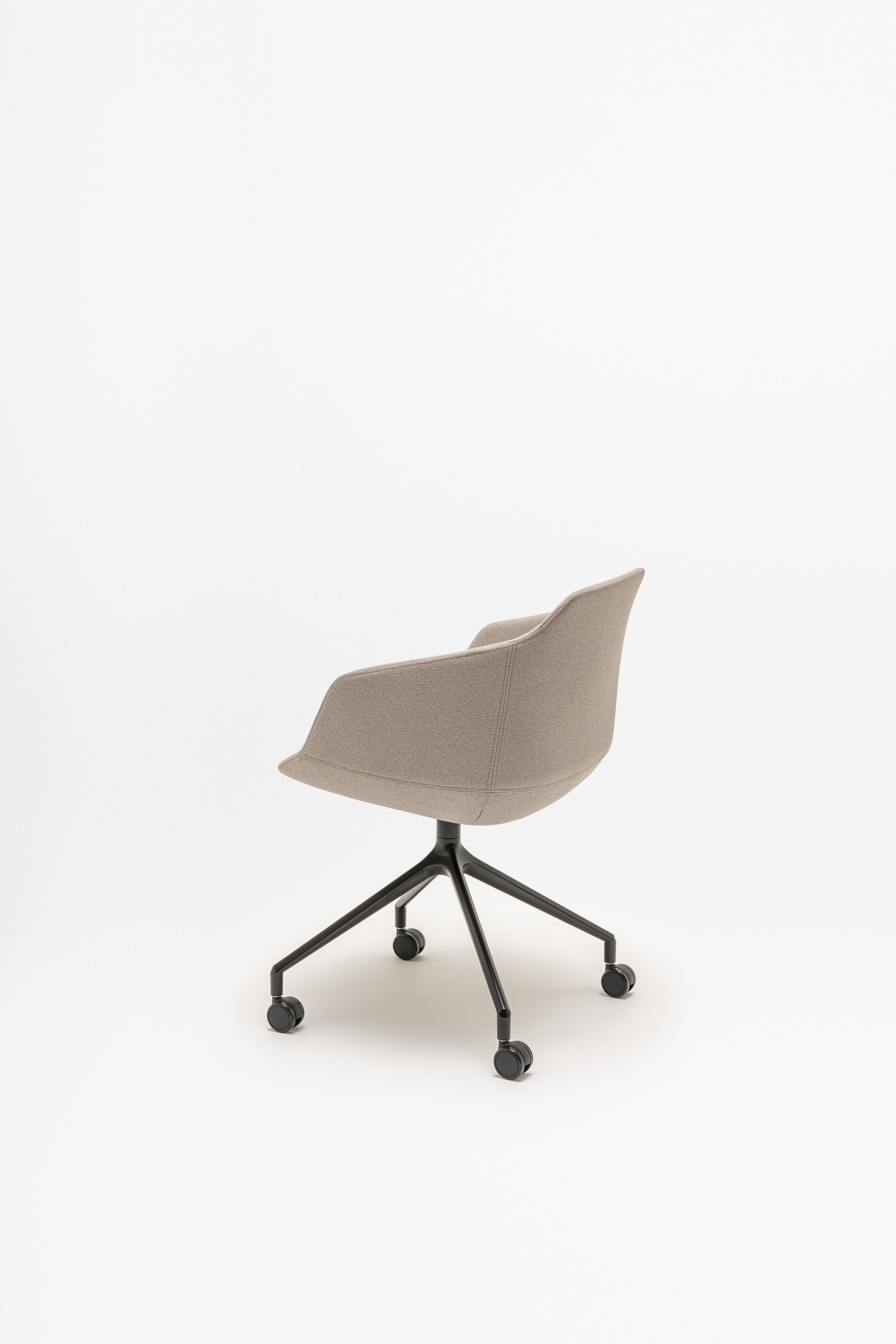 Bürostuhl Ultra -Basis des Kreuzes mit Rädern bis zur weichen Oberfläche