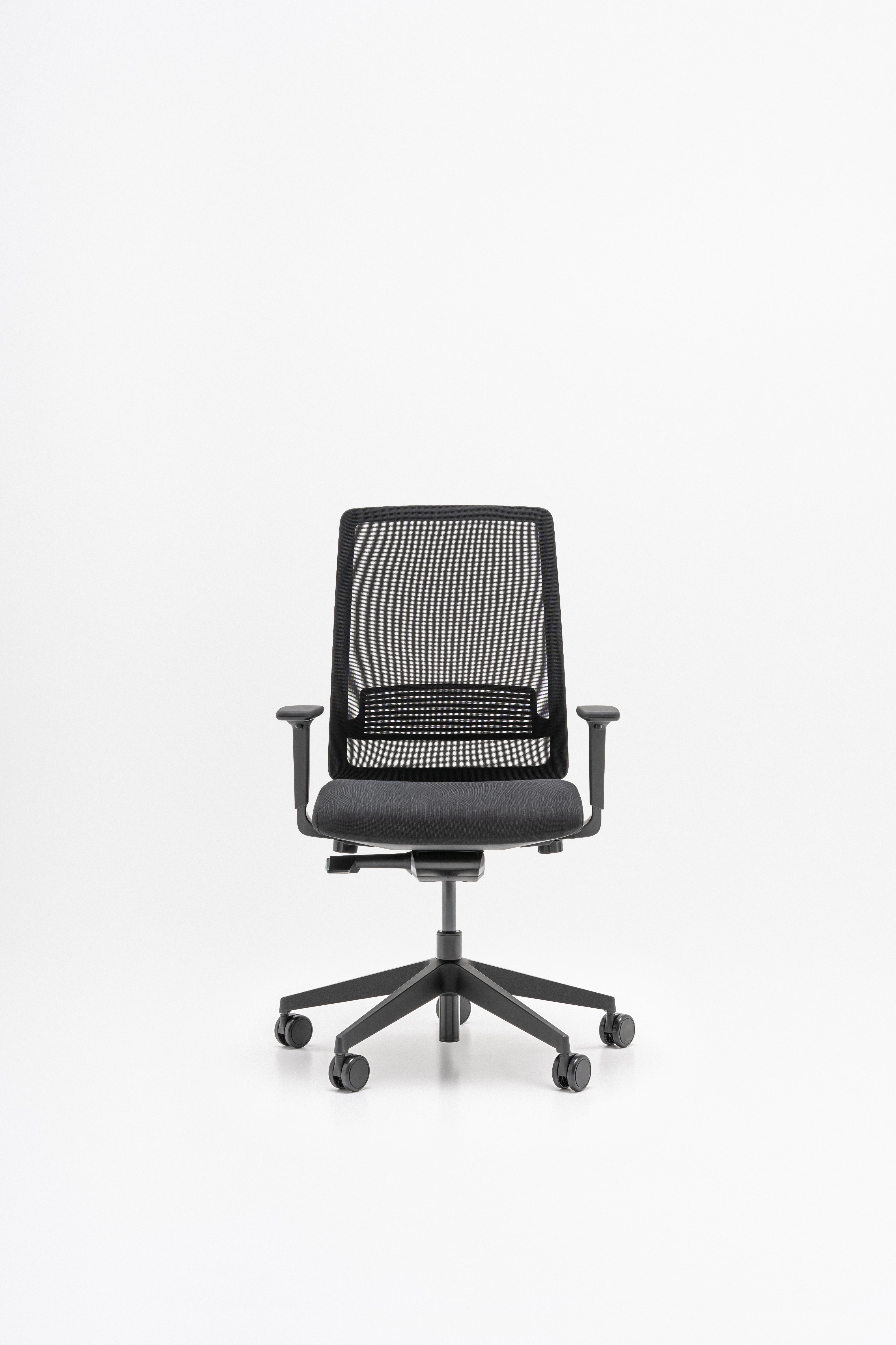 Apex Office Chair mit Rädern zu einer weichen Oberfläche