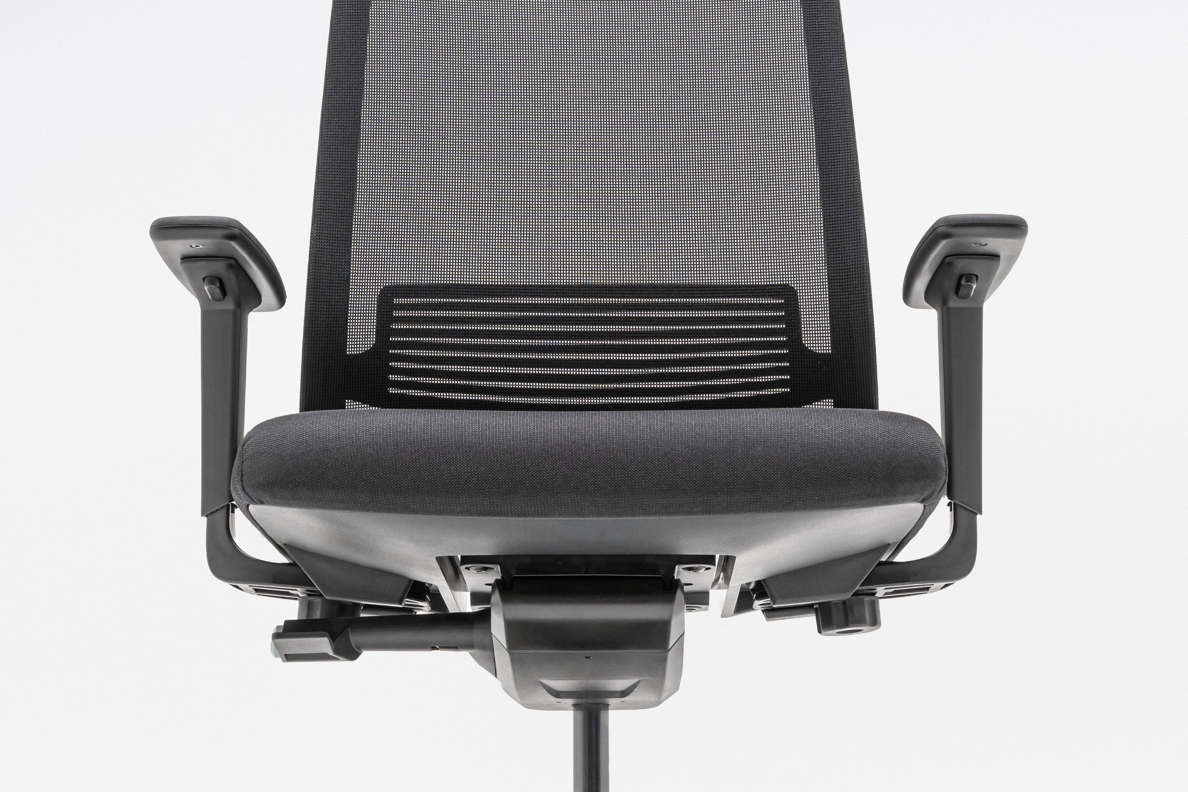 Apex Office Chair mit Rädern zu einer weichen Oberfläche
