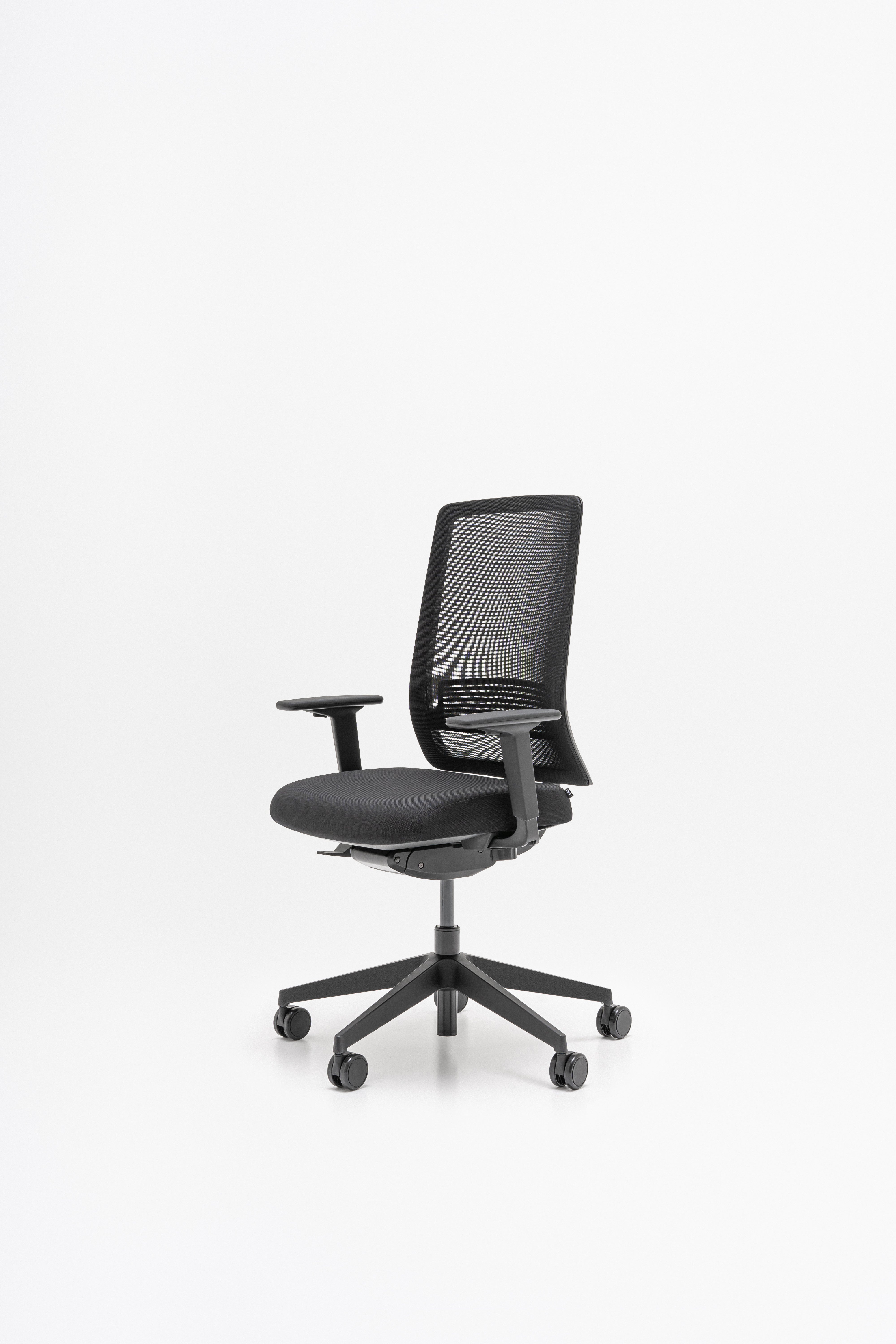 Apex Office Chair mit Rädern zu einer weichen Oberfläche