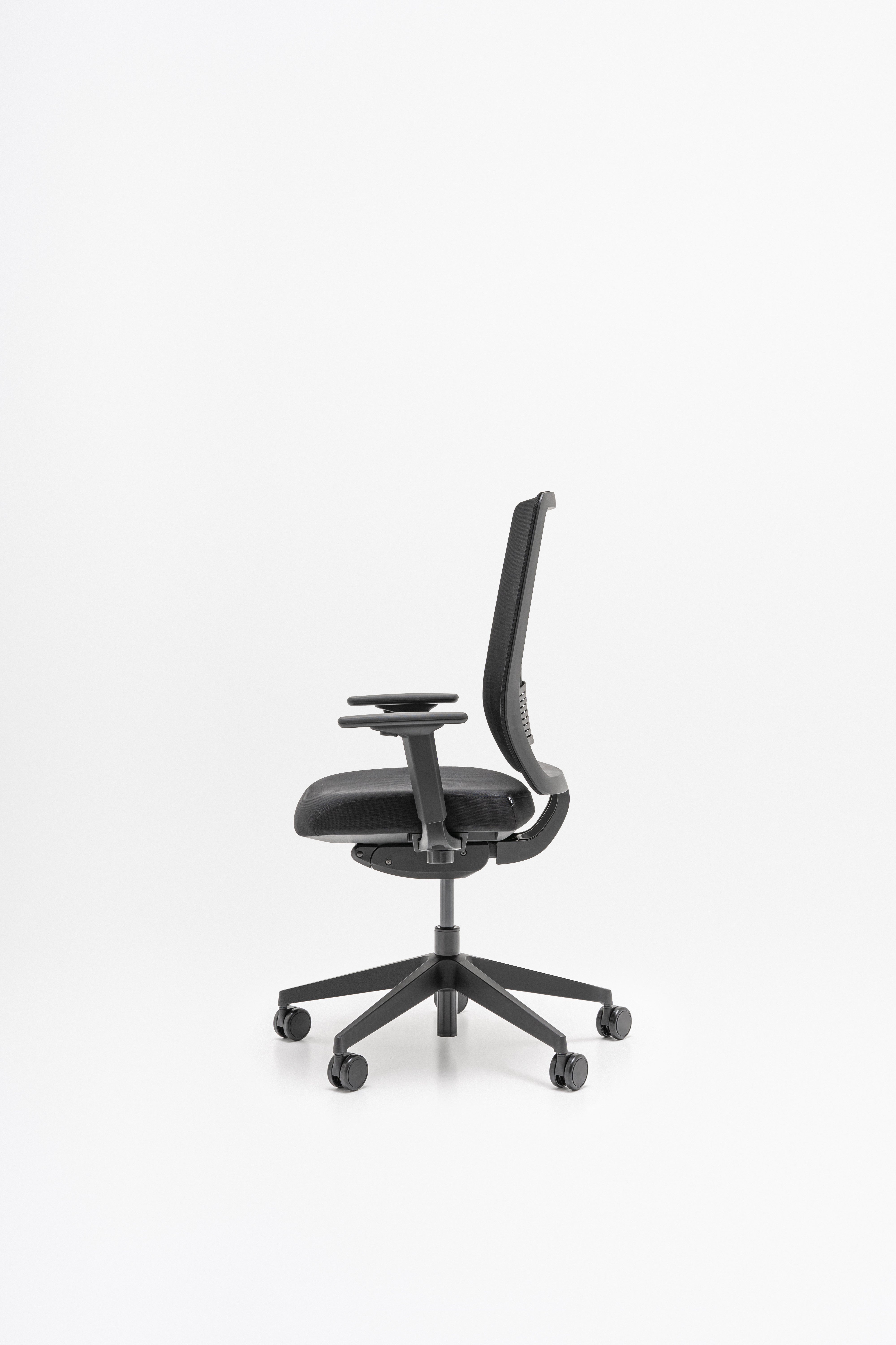 Apex Office Chair mit Rädern zu einer weichen Oberfläche