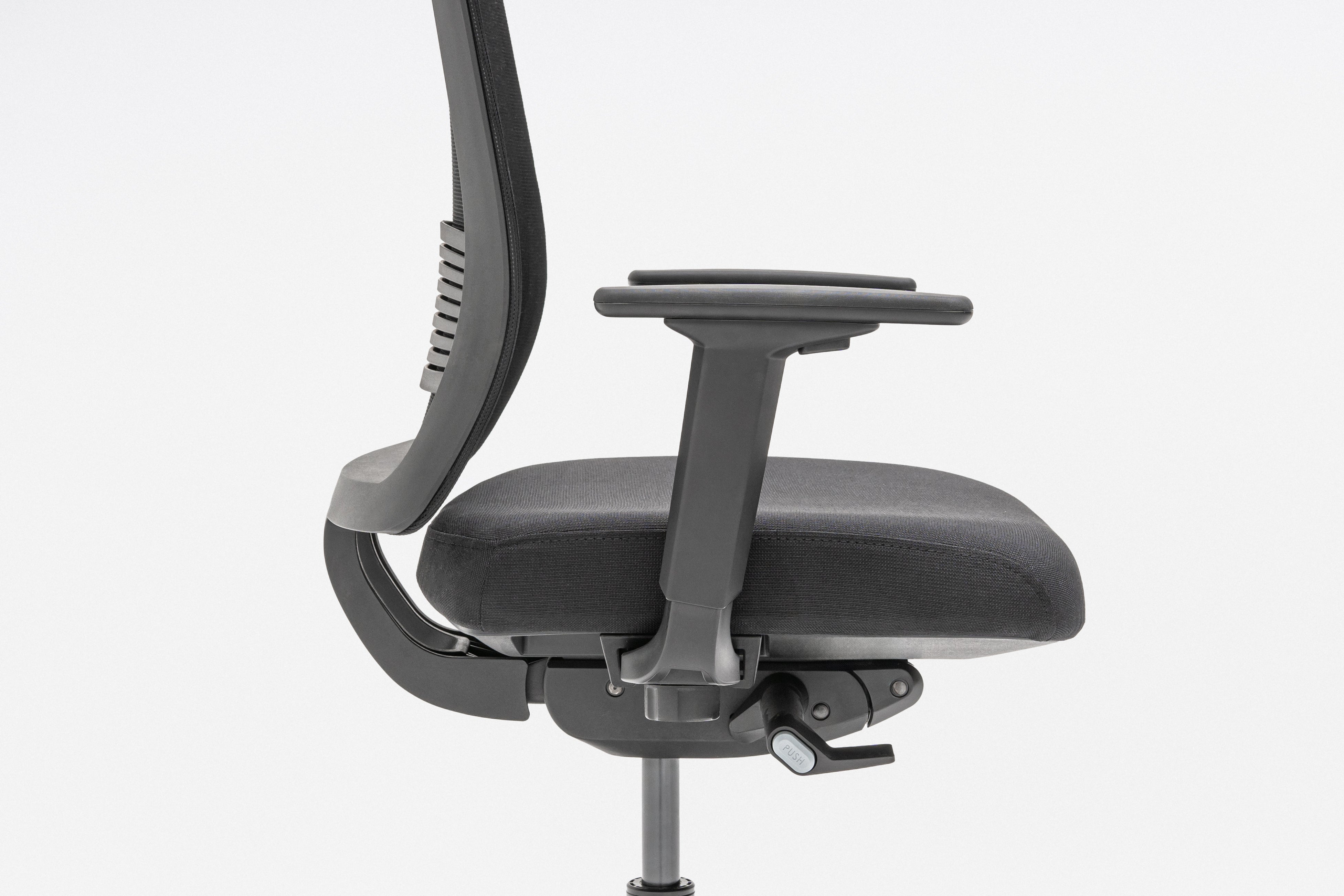 Apex Office Chair mit Rädern zu einer weichen Oberfläche