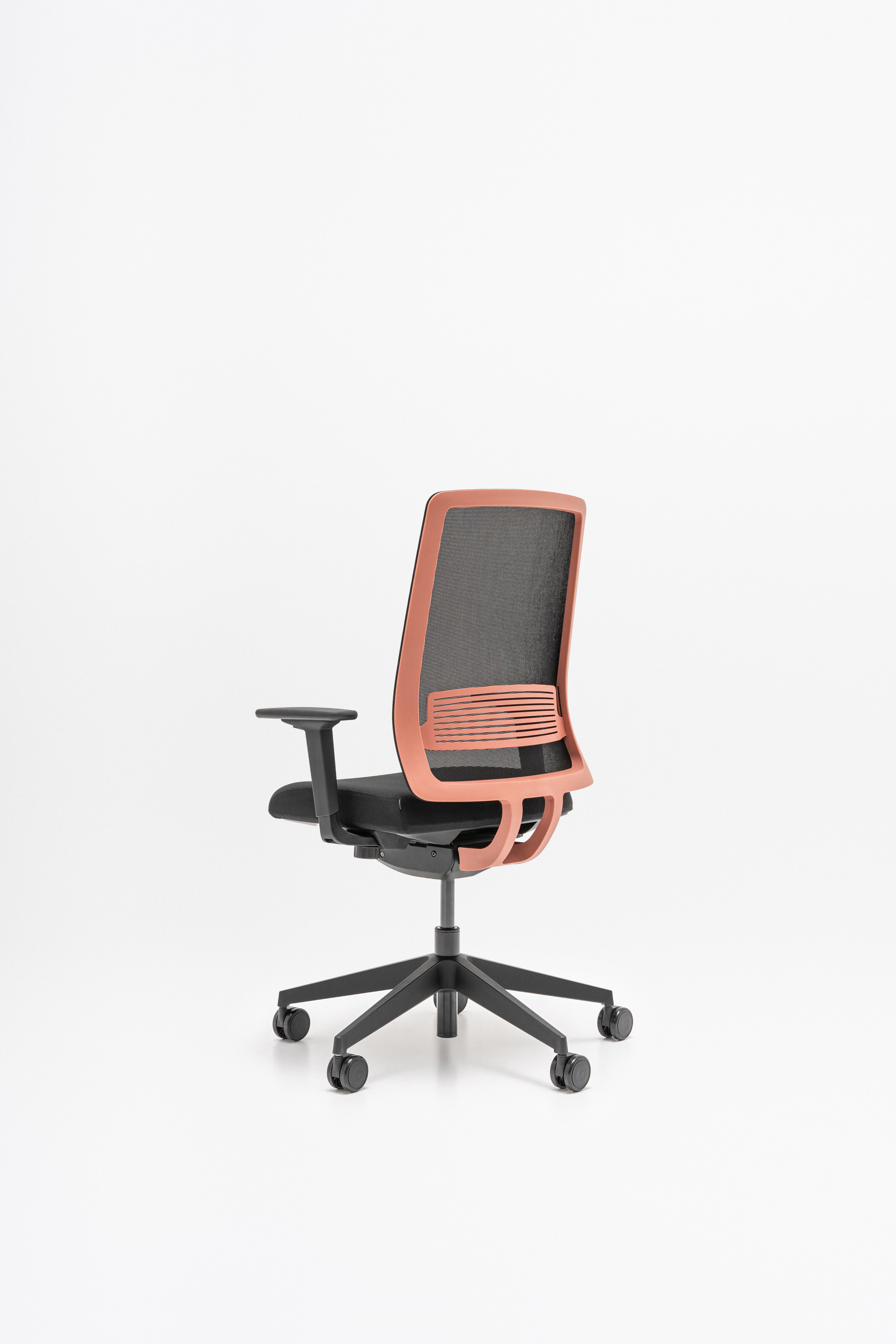 Apex Office Chair mit Rädern zu einer weichen Oberfläche