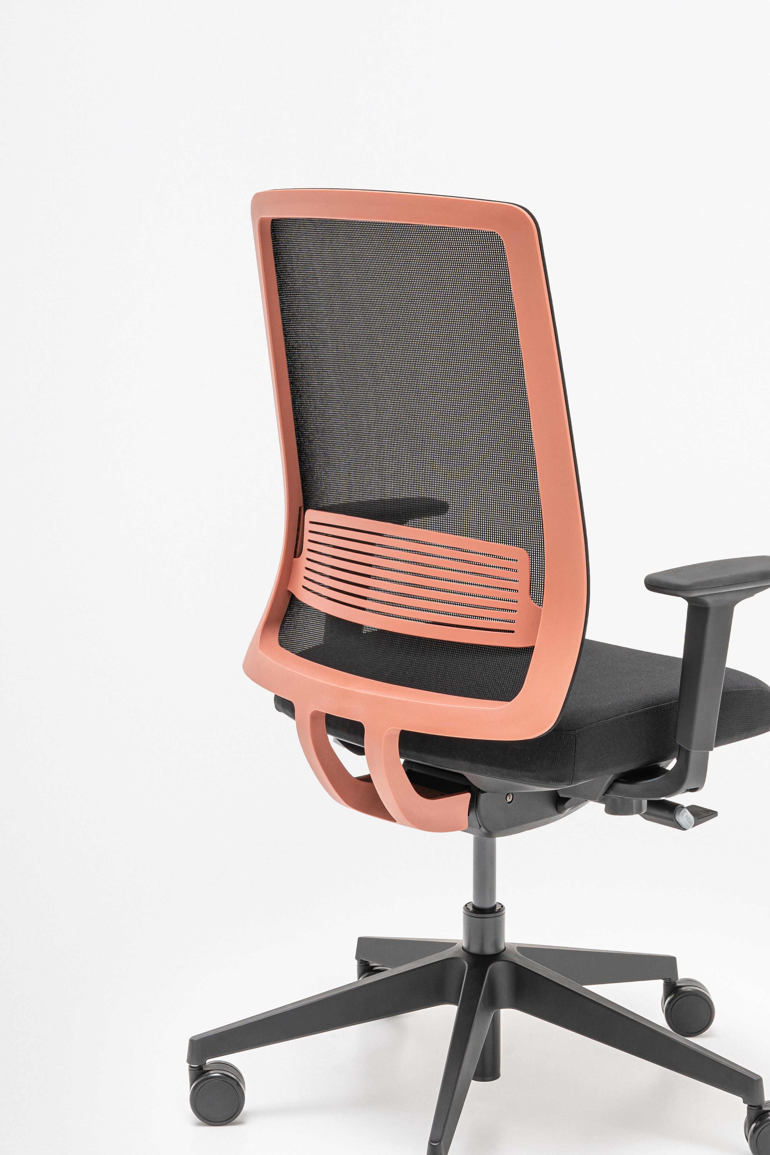 Apex Office Chair mit Rädern zu einer weichen Oberfläche