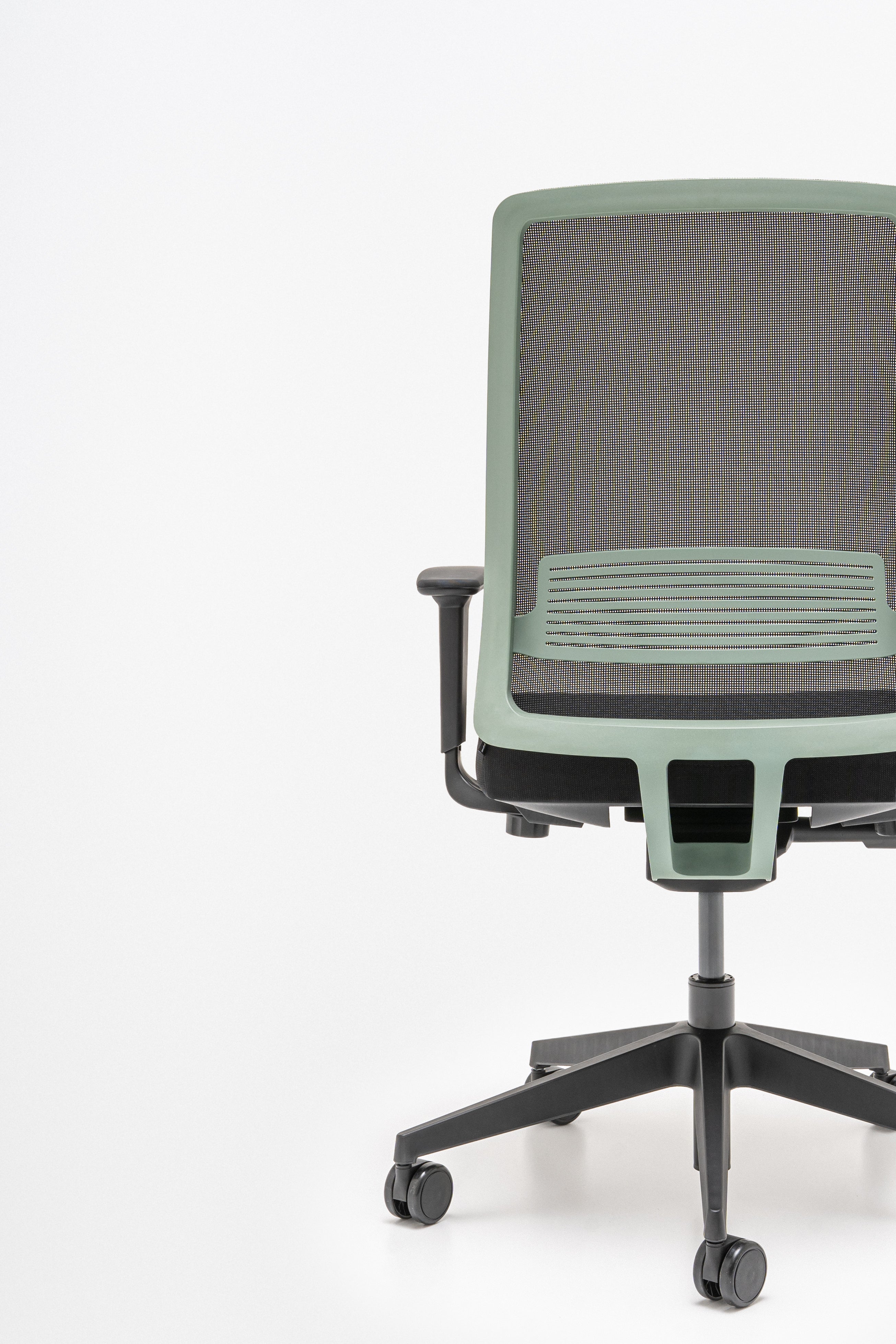 Apex Office Chair mit Rädern zu einer weichen Oberfläche
