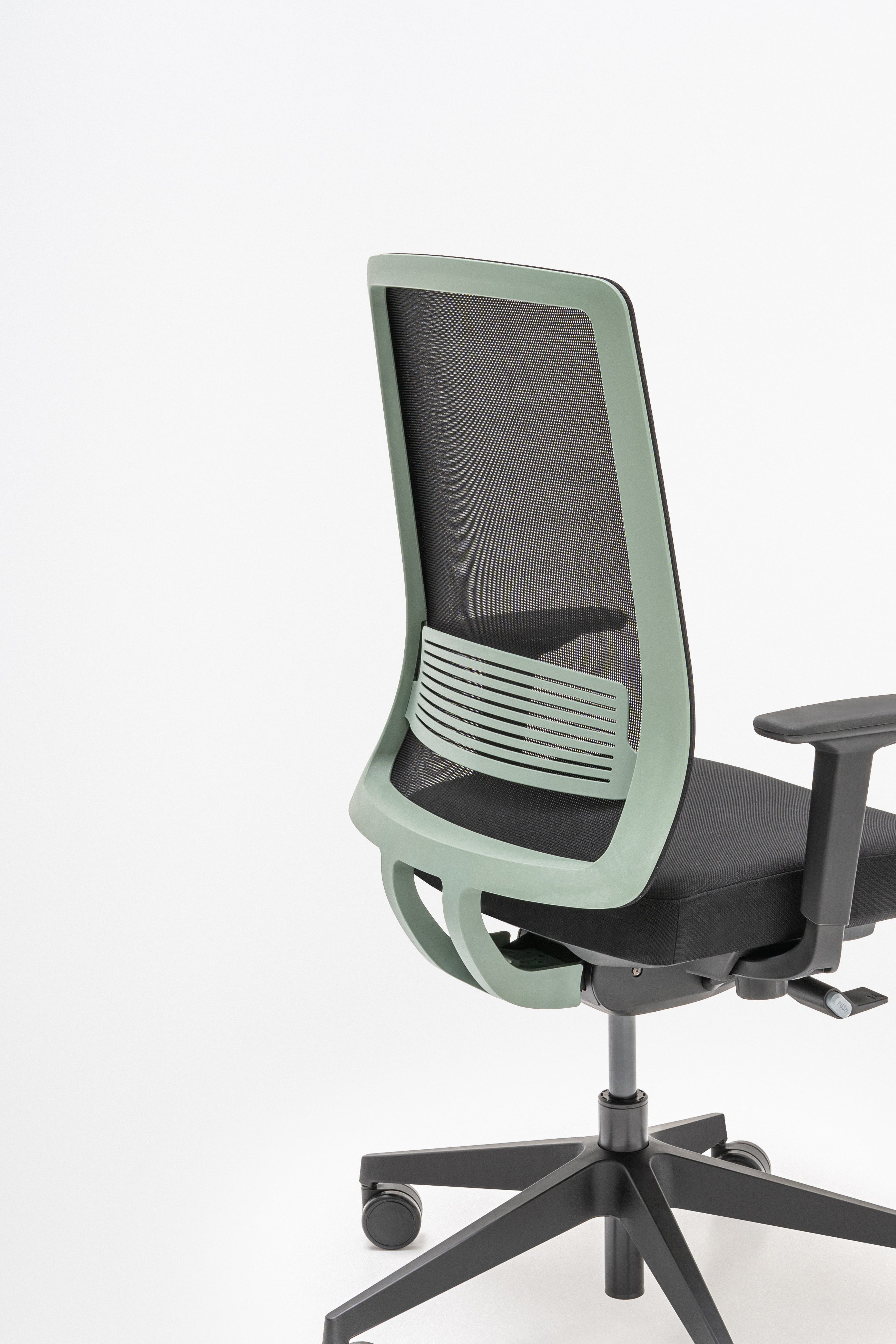 Apex Office Chair mit Rädern zu einer weichen Oberfläche