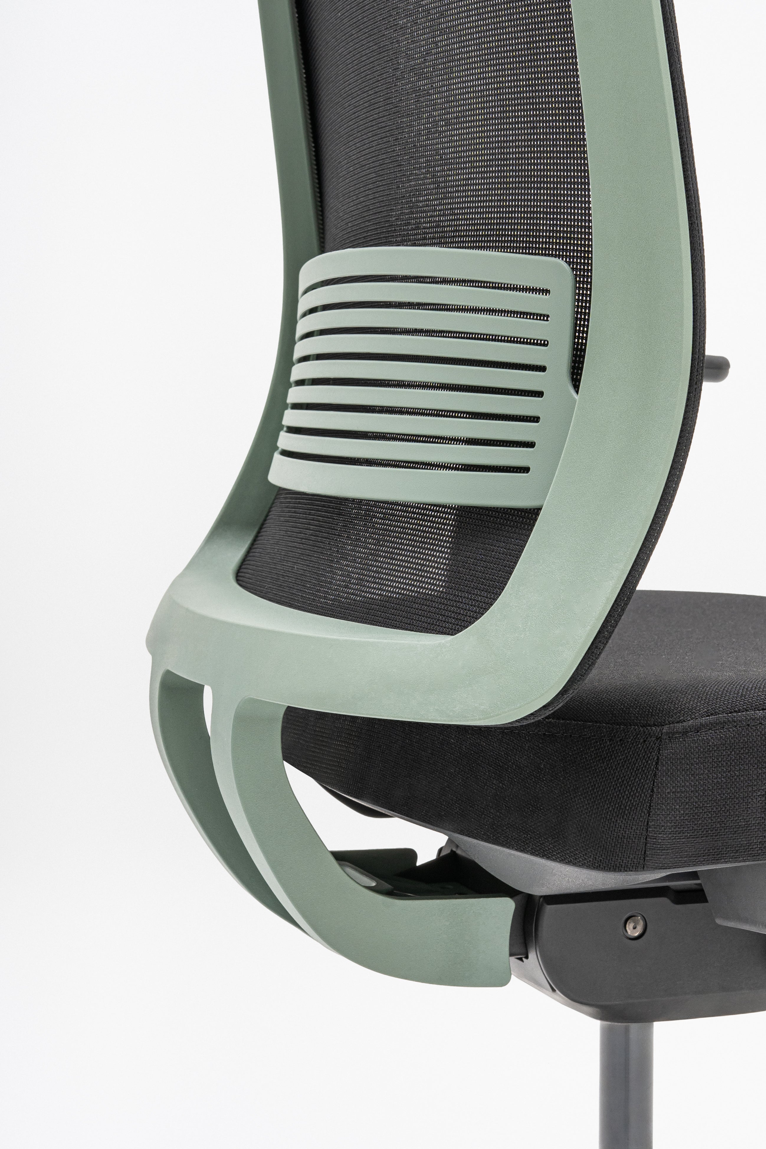 Apex Office Chair mit Rädern zu einer weichen Oberfläche