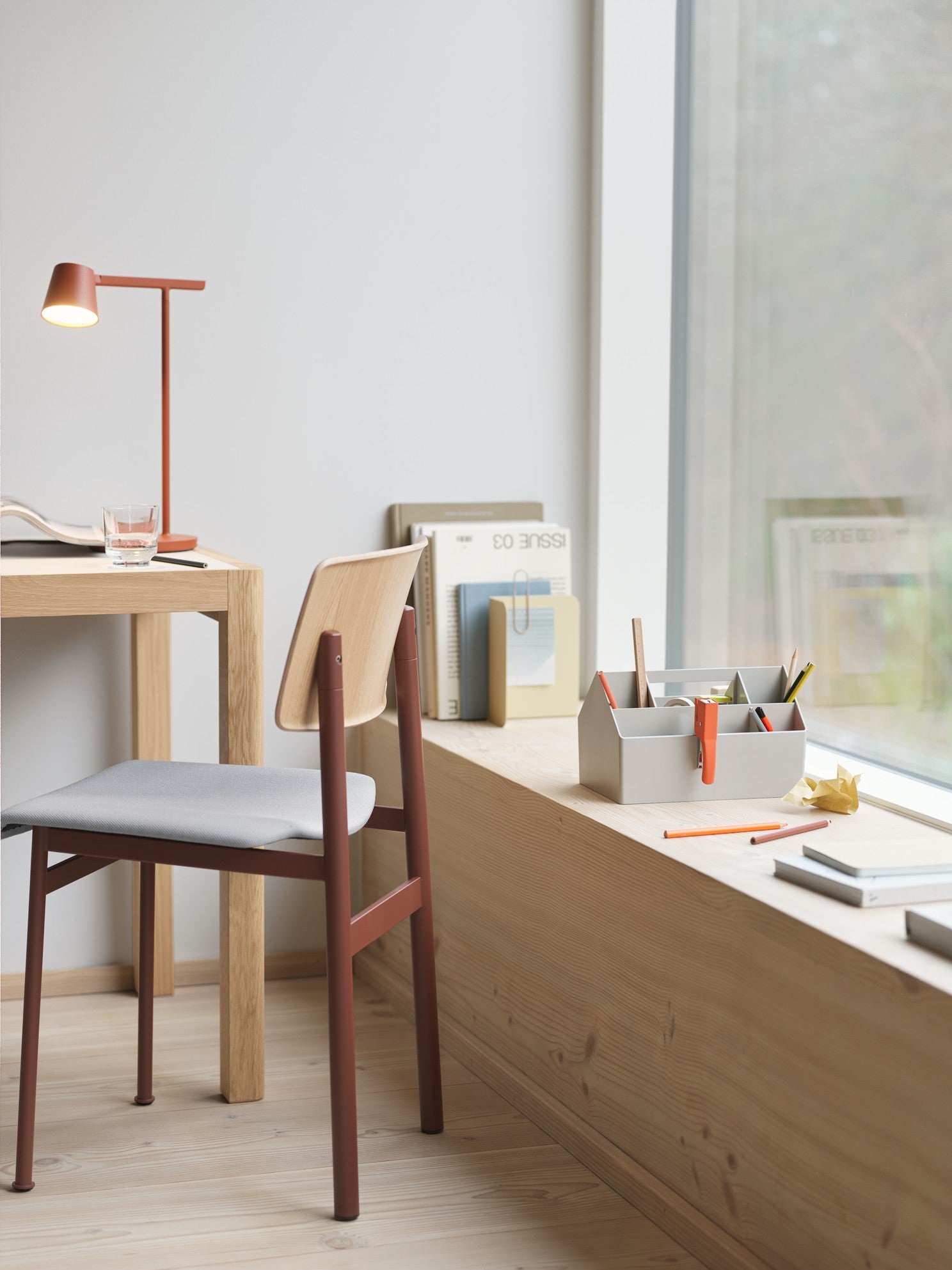 Personalisierbarer LOFT-Stuhl mit bordeauxfarbenem Gestell