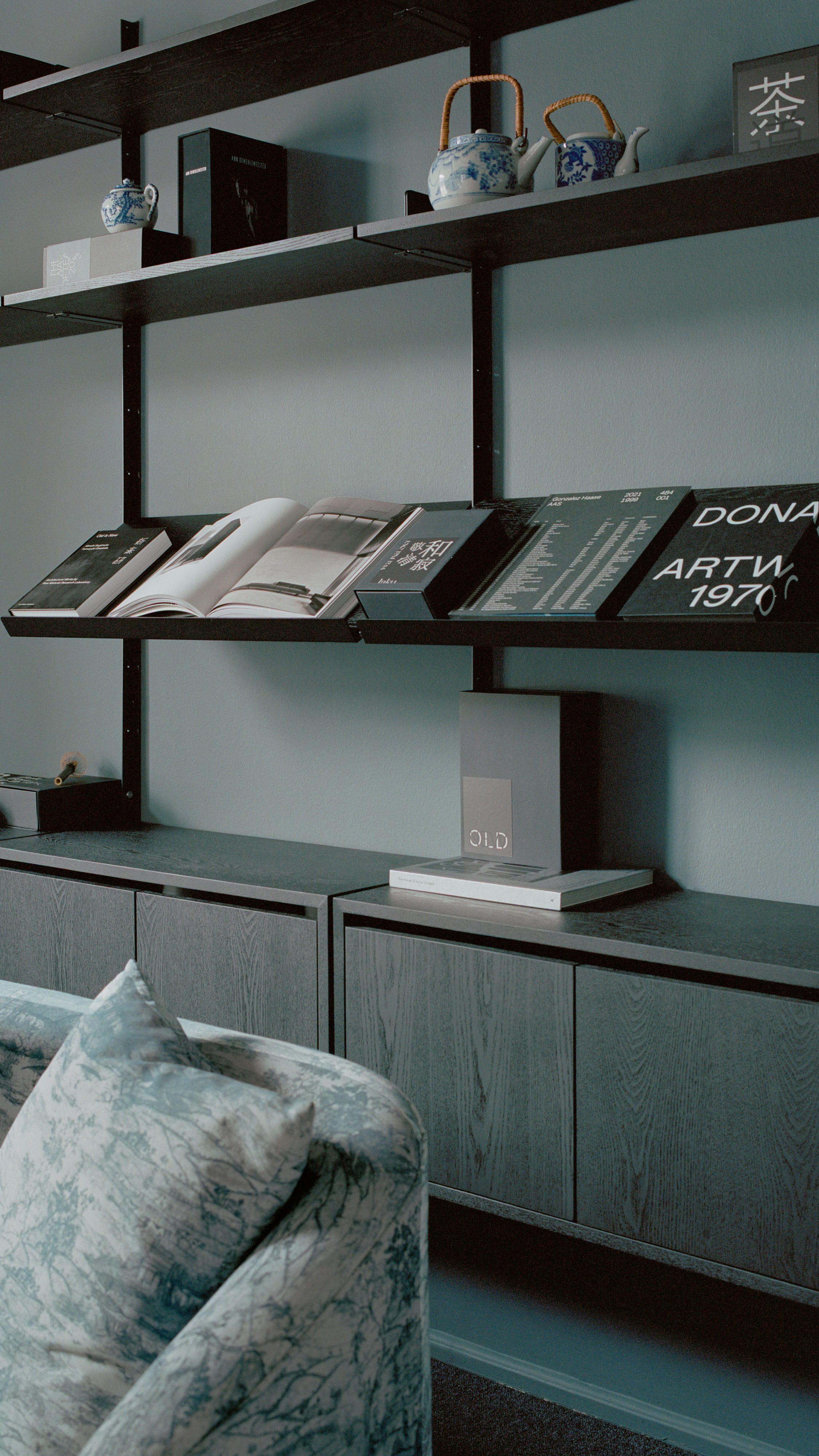 Wandkast met deurtjes NEW WORKS zwart essenhout