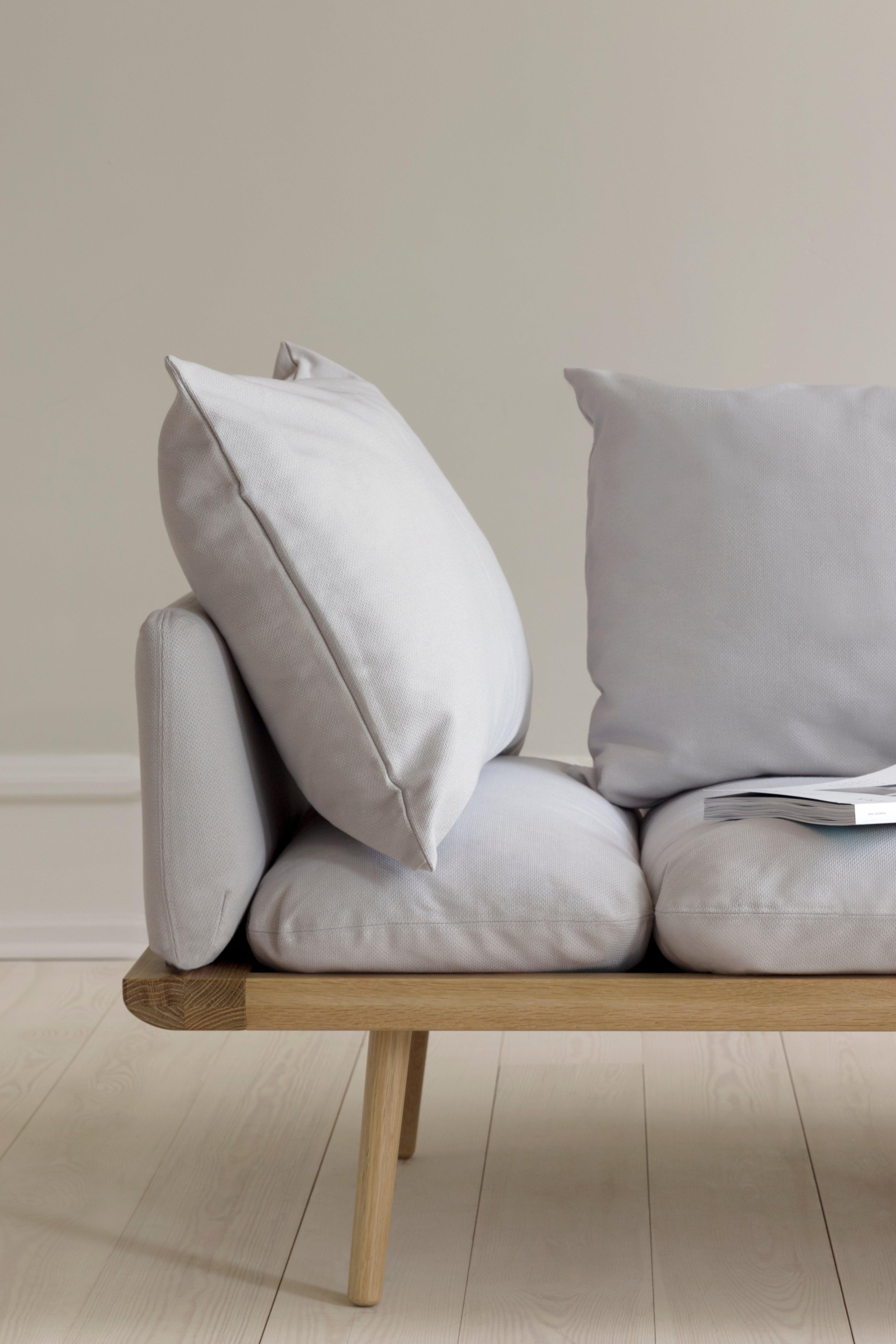 Sofa 3-osobowa LOUNGE AROUND baby blue z dębem UMAGE Eye on Design