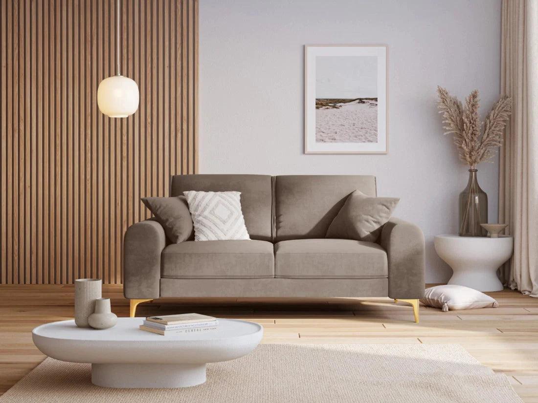 Sofa aksamitna 2-osobowa MADARA cappuccino ze złotą podstawą Mazzini Sofas Eye on Design