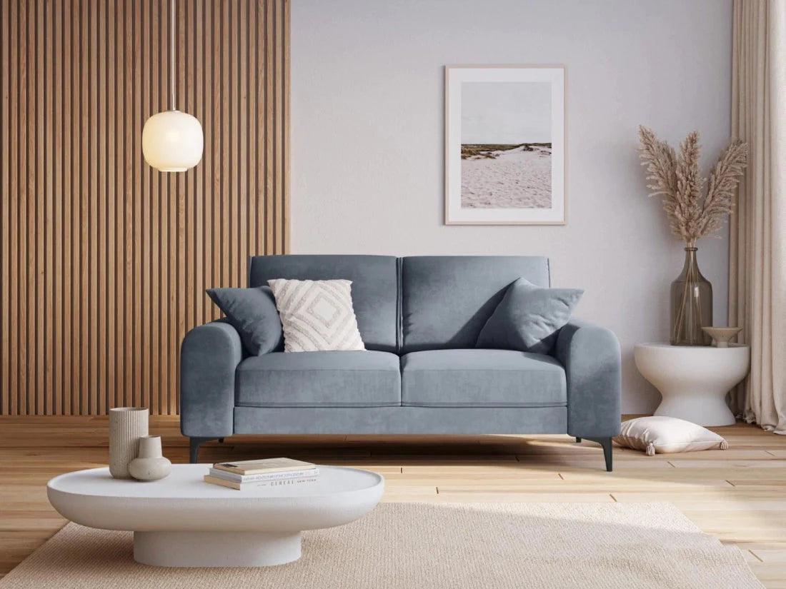 Sofa aksamitna 2-osobowa MADARA jasnoniebieski z czarną podstawą Mazzini Sofas Eye on Design