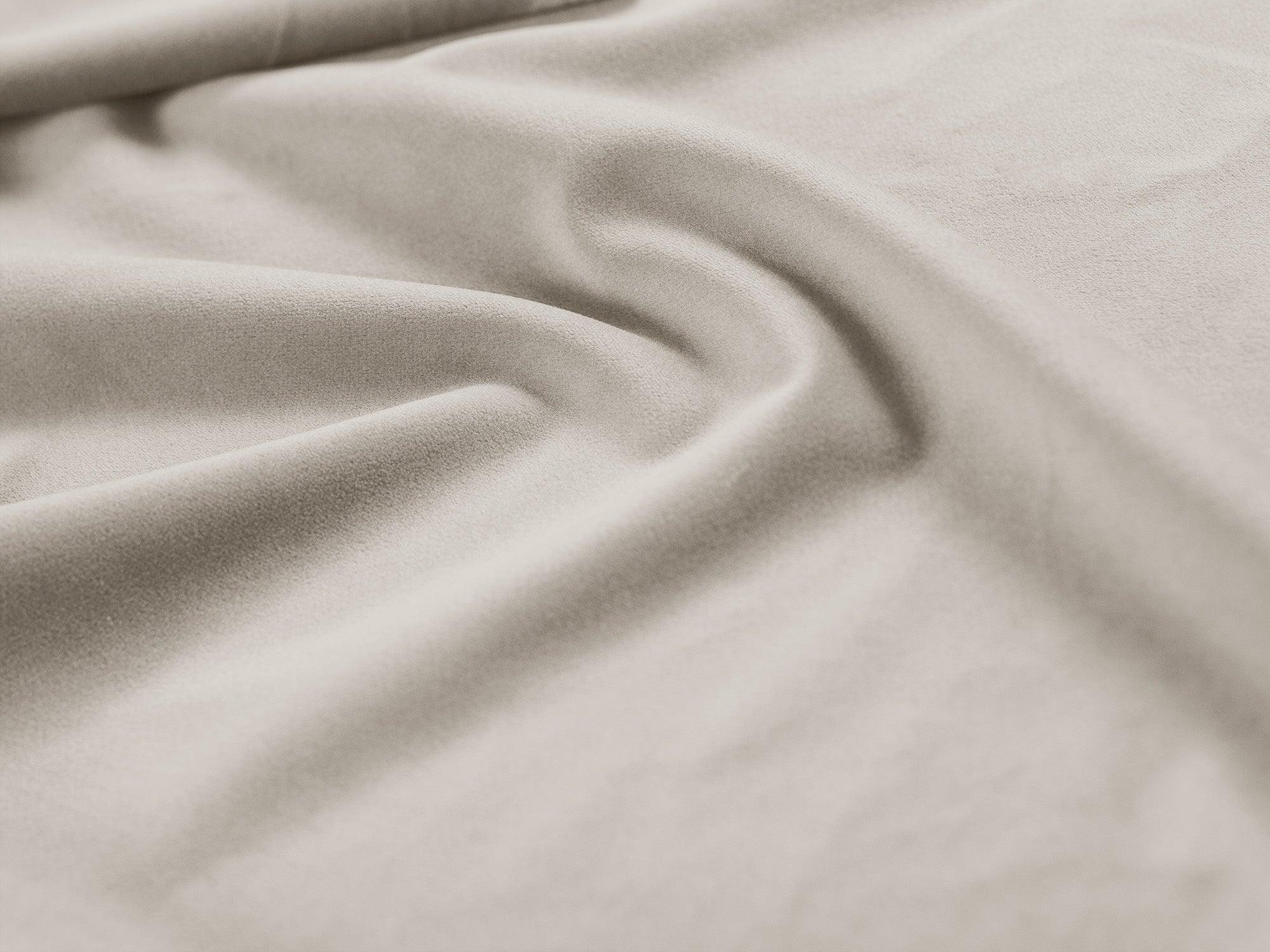 Sofa aksamitna 3-osobowa SKYLER beżowy Interieurs 86 Eye on Design