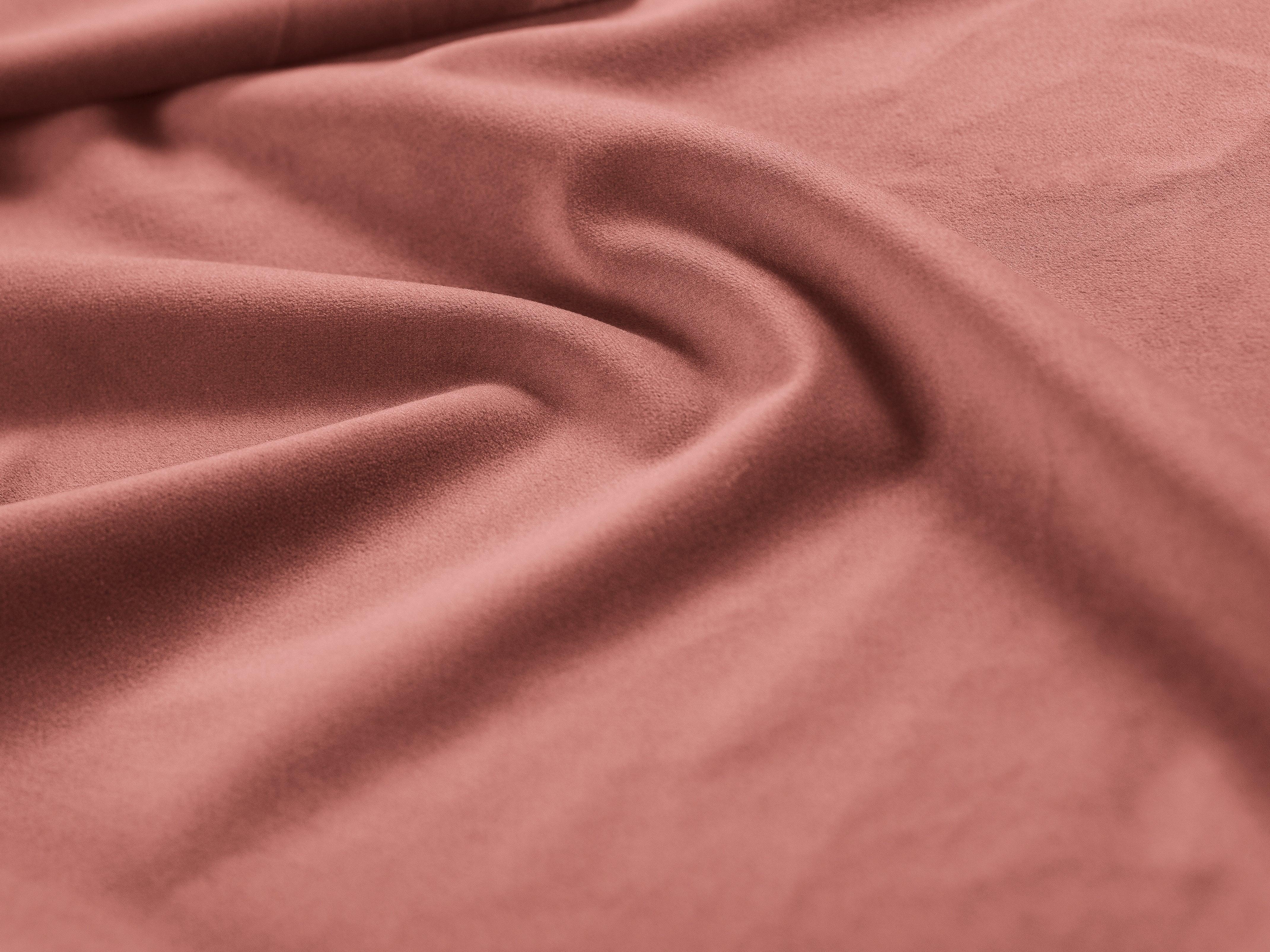Sofa aksamitna panoramiczna prawostronna 7-osobowa BALI różowy z czarną podstawą Cosmopolitan Design Eye on Design