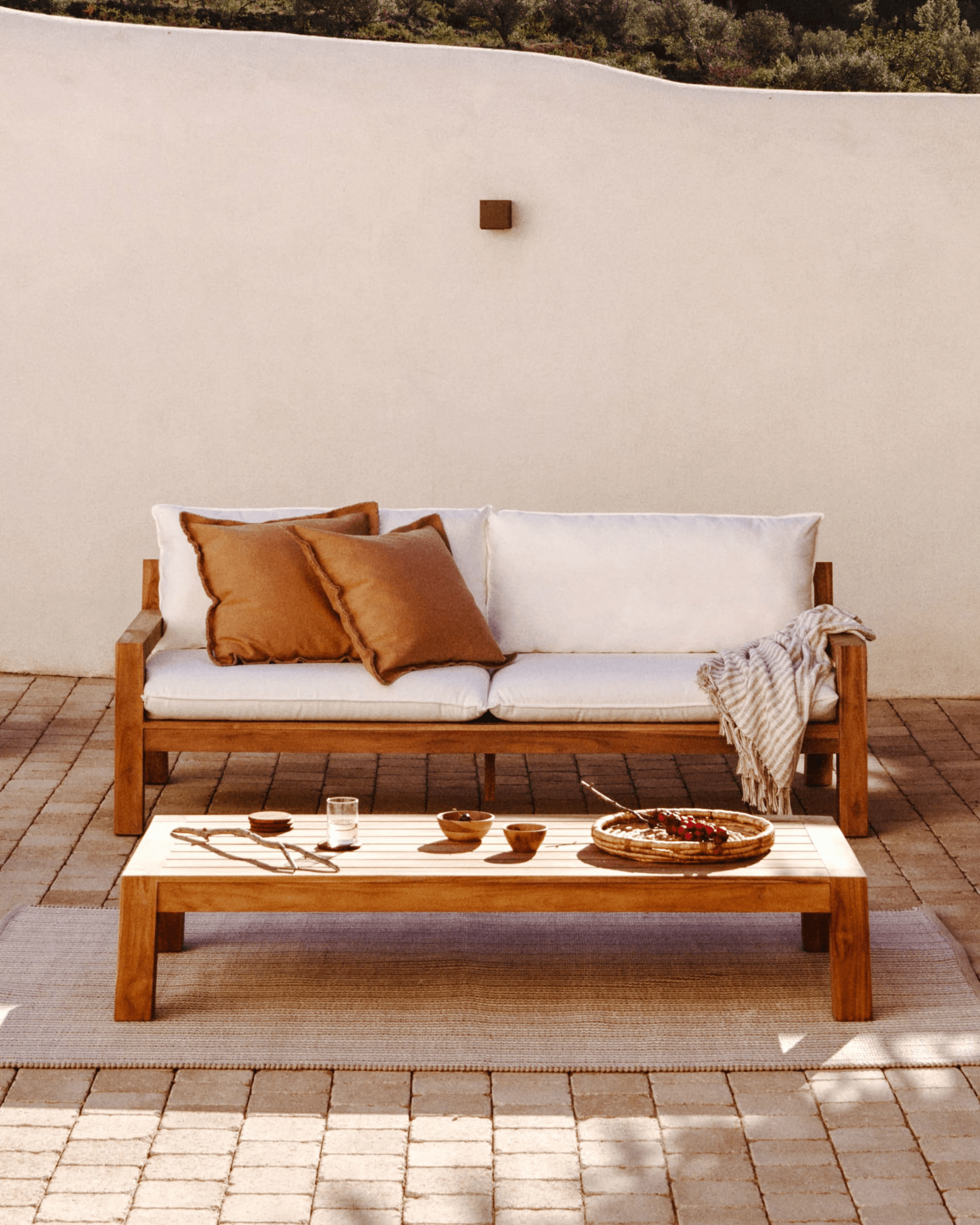 Sofa ogrodowa FORCANERA lite drewno tekowe La Forma Eye on Design