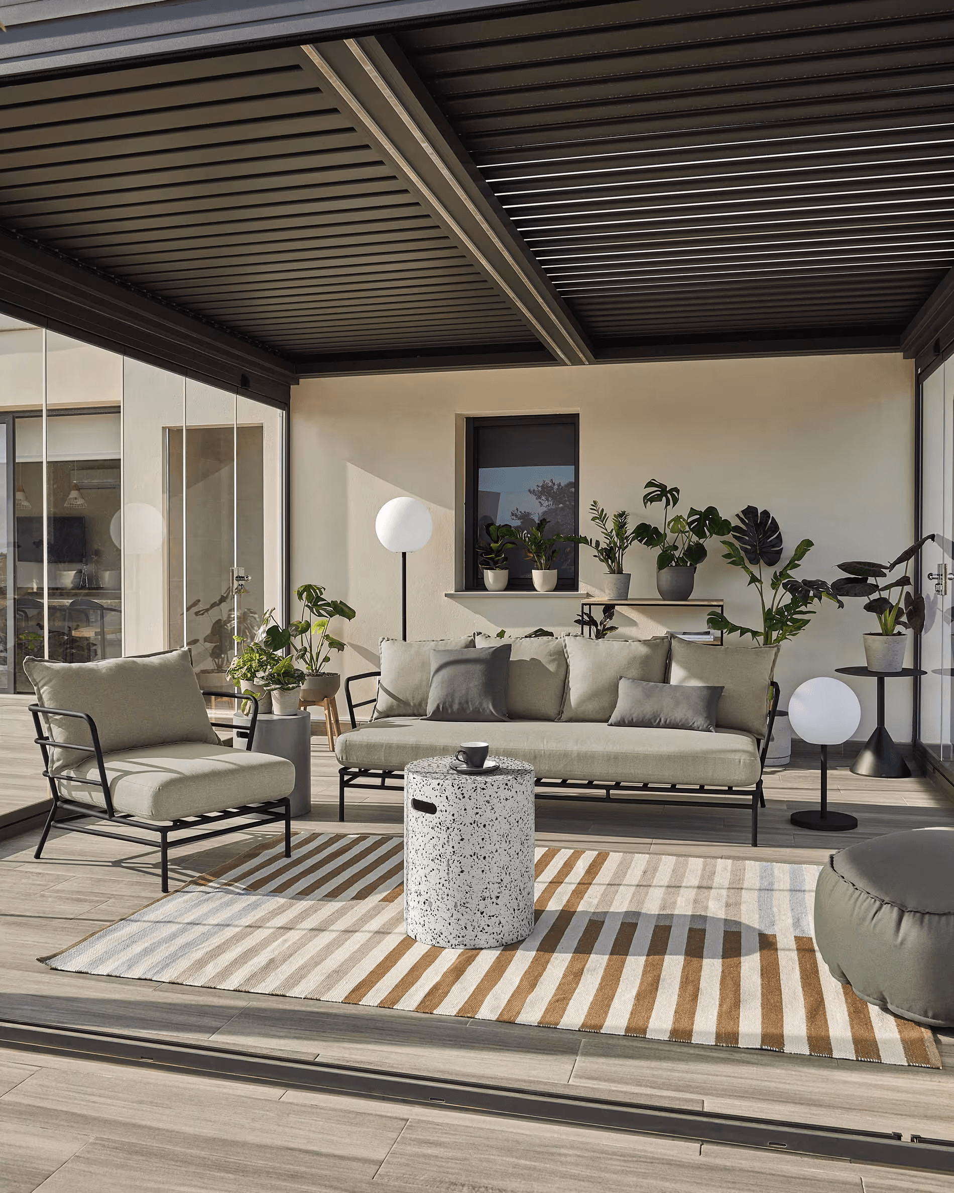 Sofa zewnętrzna 3-osobowa MARELUZ beżowy z czarną podstawą La Forma Eye on Design