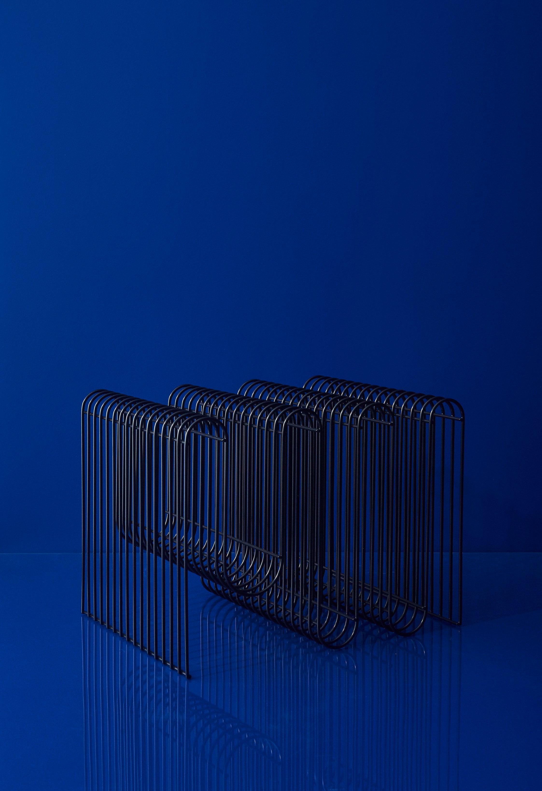 Stojak na czasopisma CURVA czarny AYTM Eye on Design