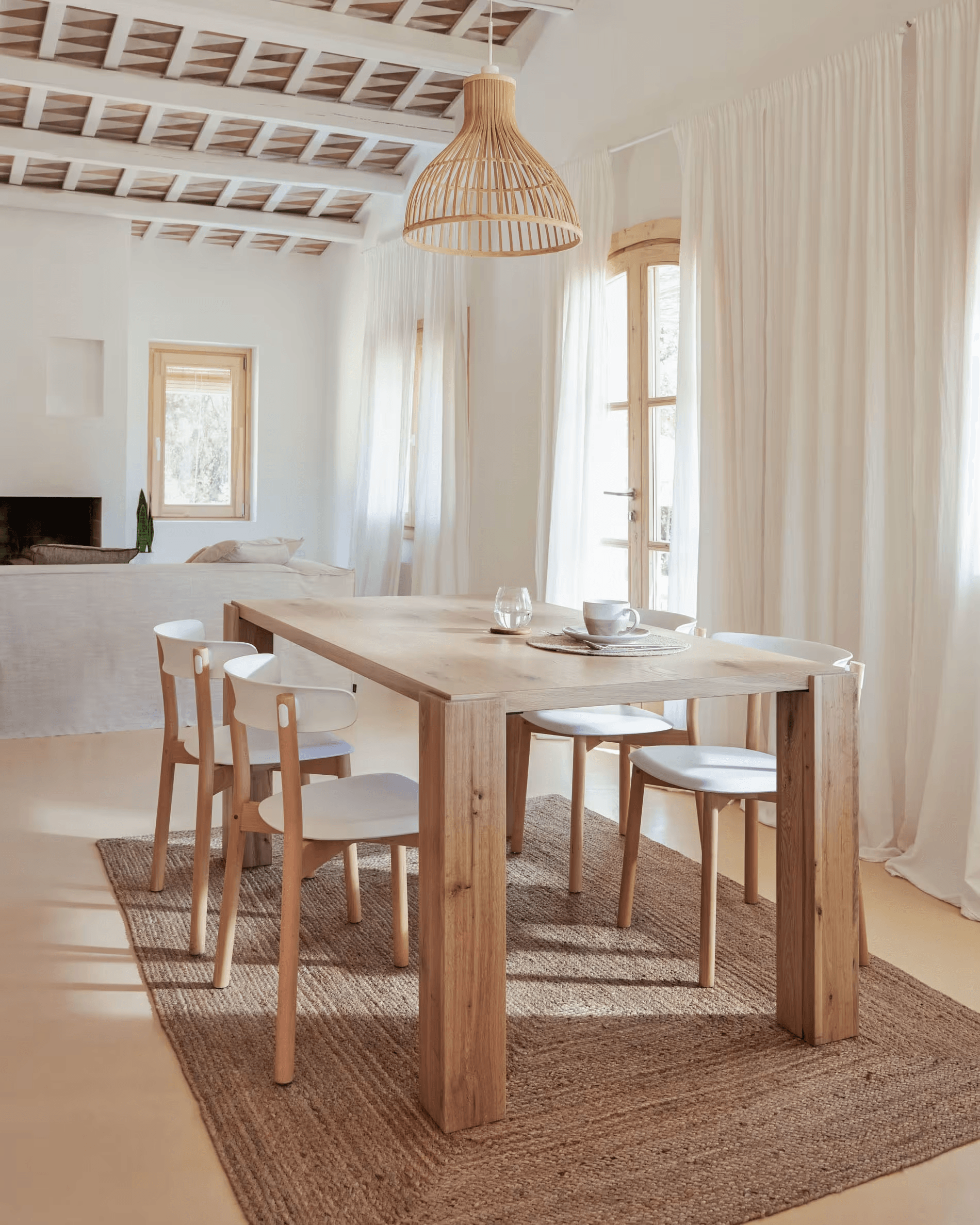 Stół DEYANIRA drewno dębowe La Forma Eye on Design