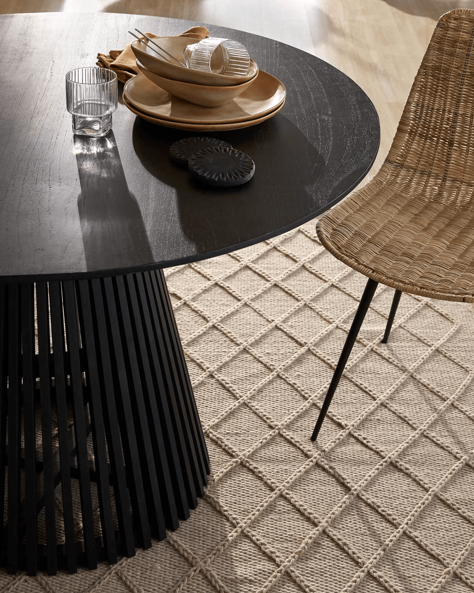 Stół JEANETTE czarne drewno tekowe La Forma Eye on Design