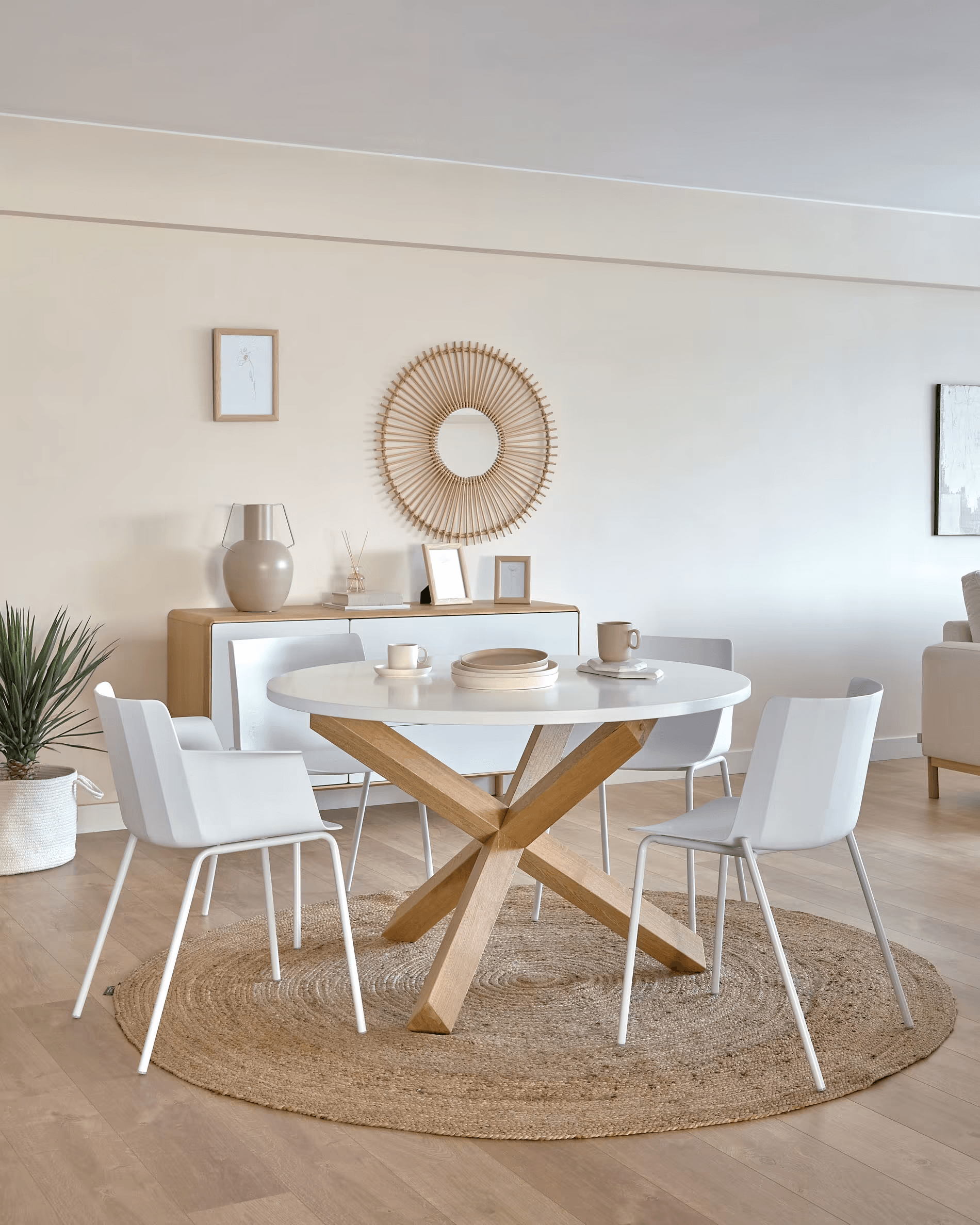 Stół LOTUS biały z drewnianą podstawą La Forma Eye on Design