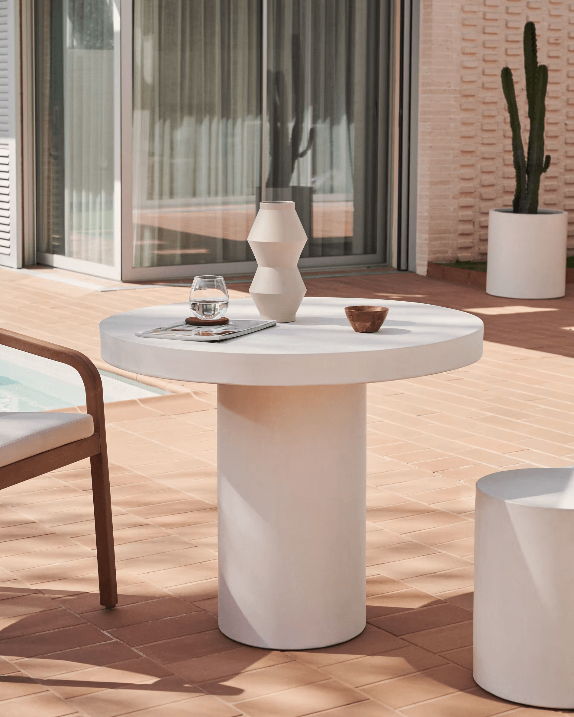 Stół okrągły AIGUABLAVA biały cement La Forma Eye on Design