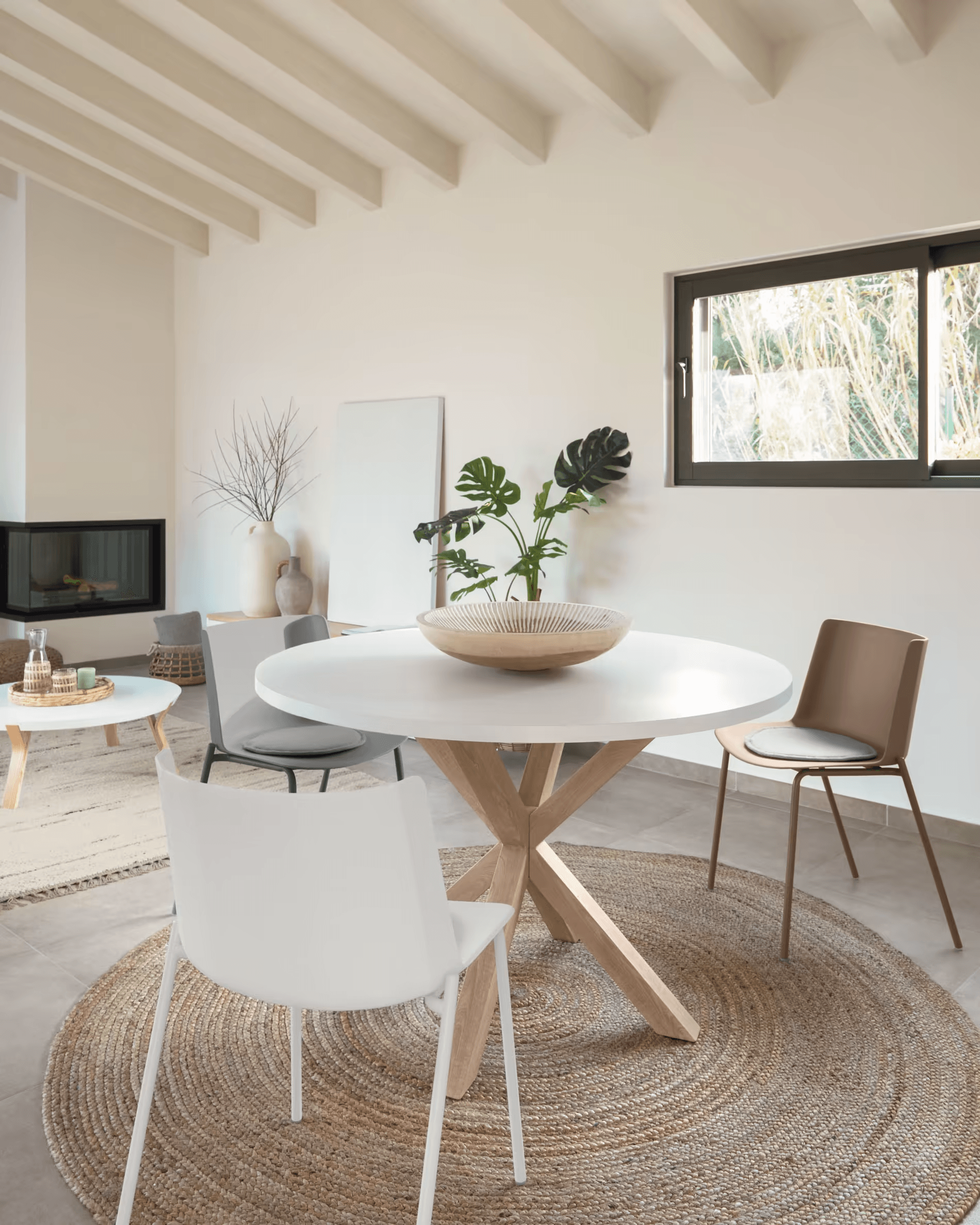 Stół okrągły ARGO biały z drewnianą podstawą La Forma Eye on Design