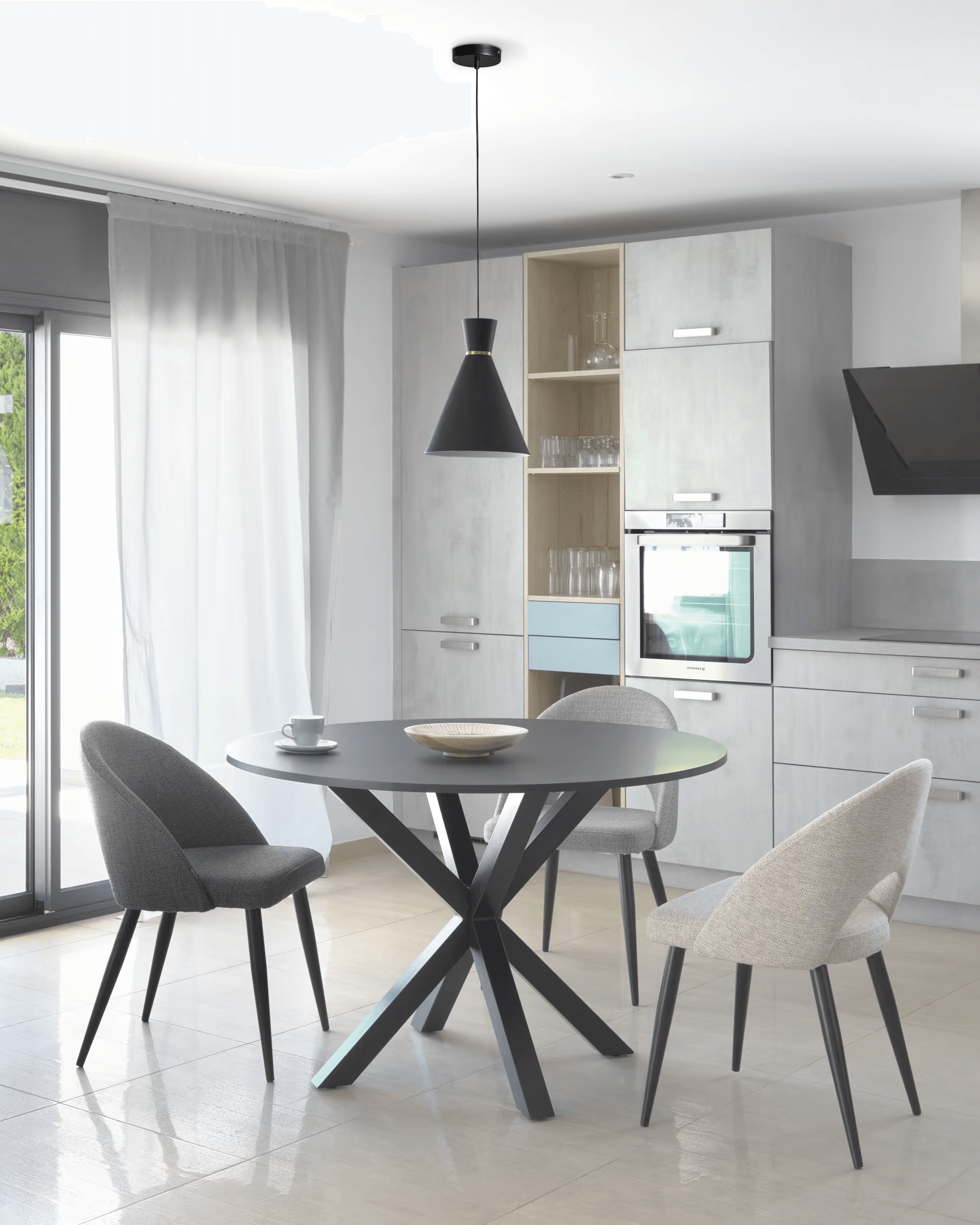 Stół okrągły ARGO czarny z czarną podstawą La Forma Eye on Design