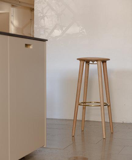 Stołek barowy THE SOCIALITE dębowy UMAGE Eye on Design