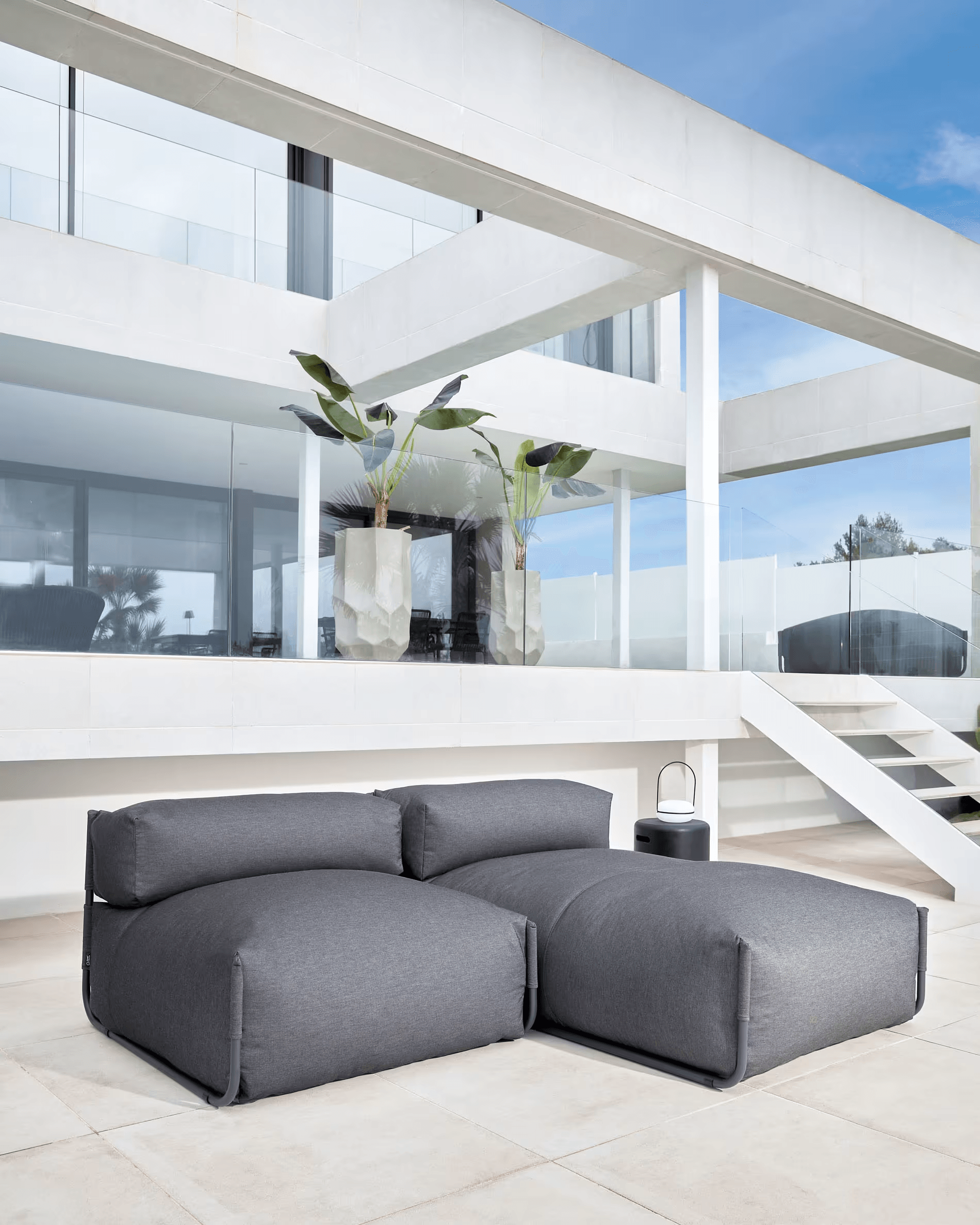 Stołek ogrodowy z cementu TAIMI czarny La Forma Eye on Design