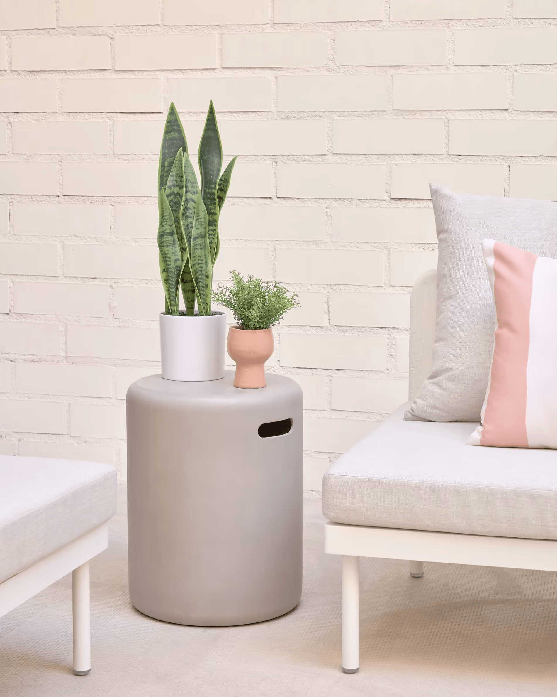 Stołek ogrodowy z cementu TAIMI szary La Forma Eye on Design