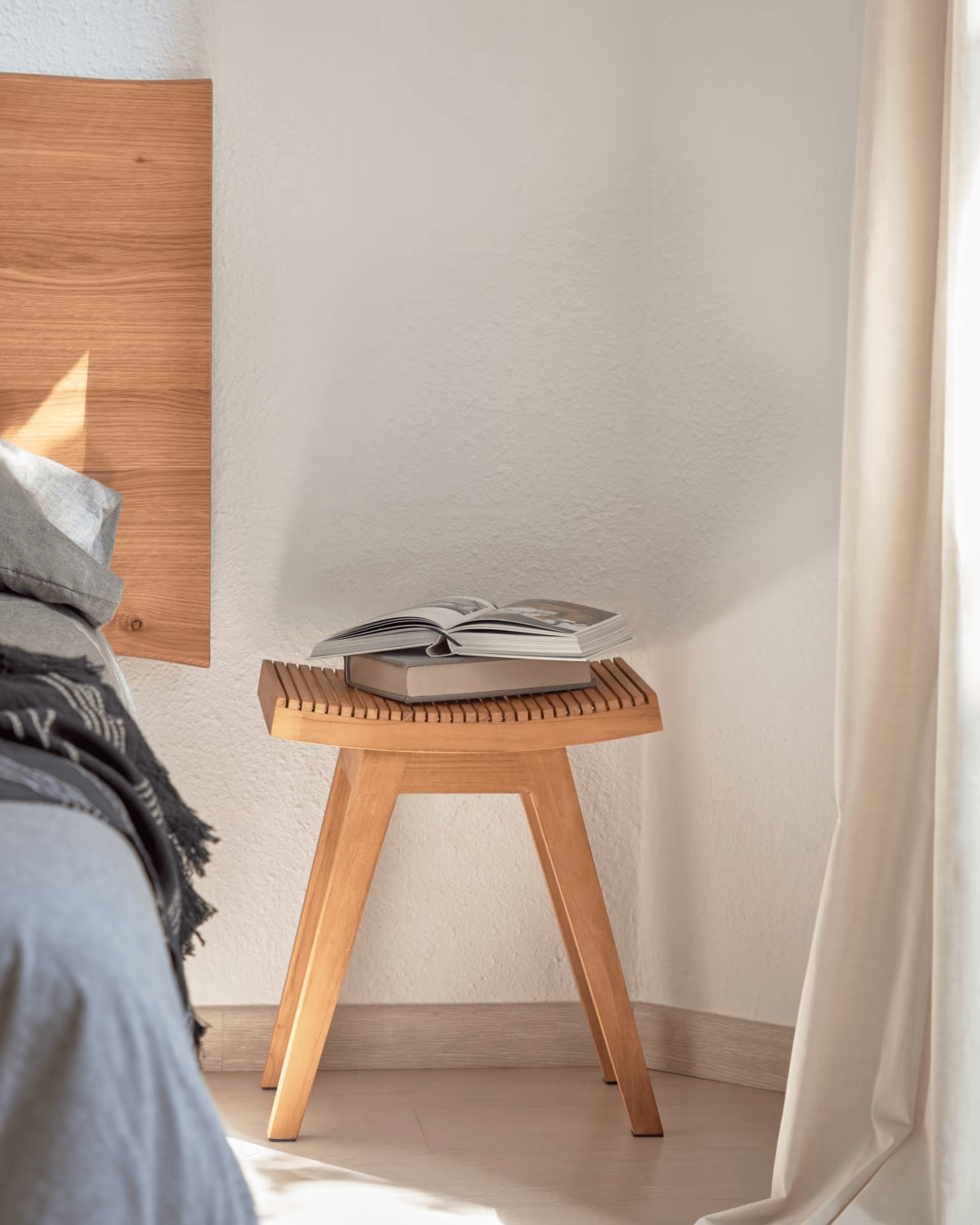 Stołek VICENTINA lite drewno tekowe La Forma Eye on Design