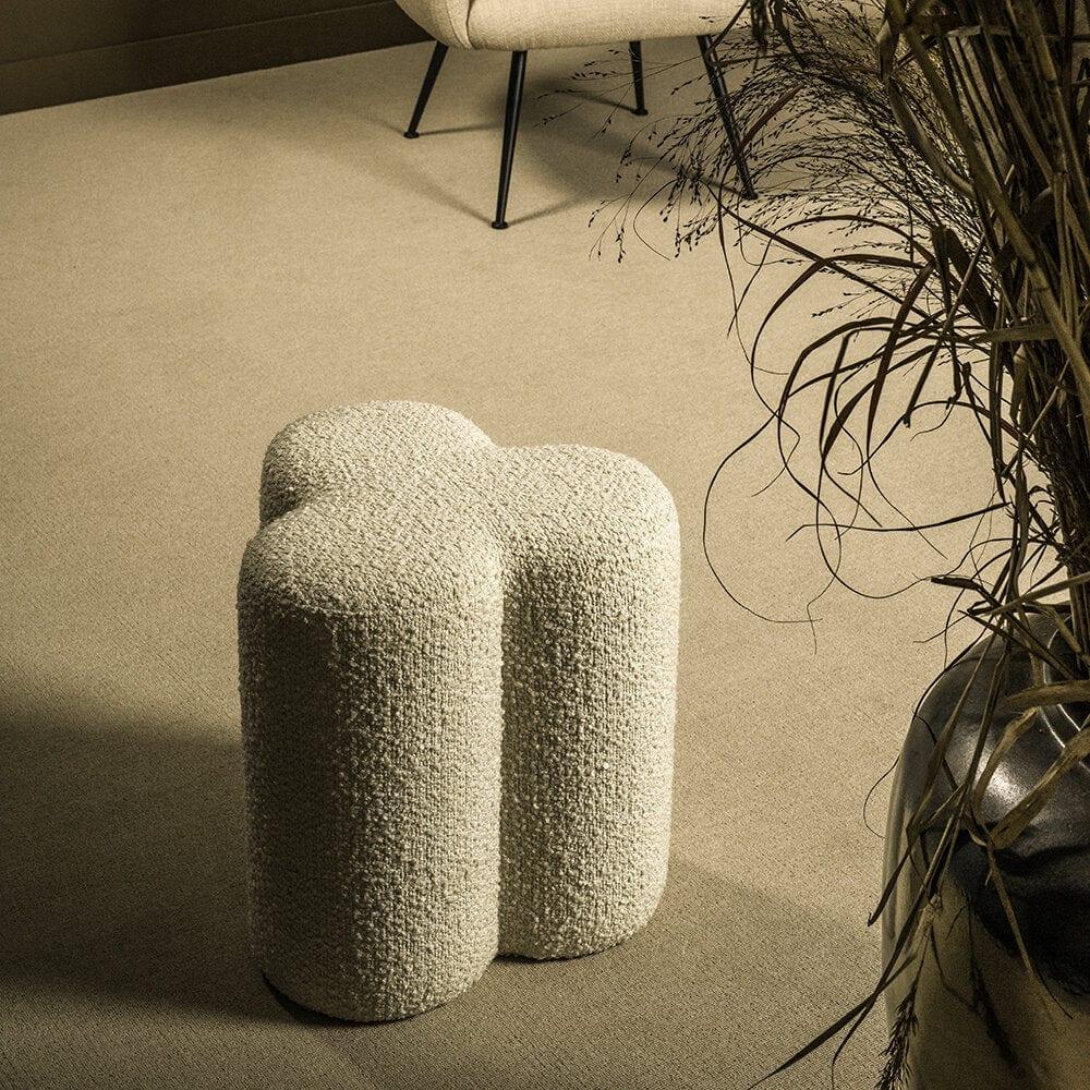 Stołek w tkaninie boucle CLOVER beżowy Pols Potten Eye on Design
