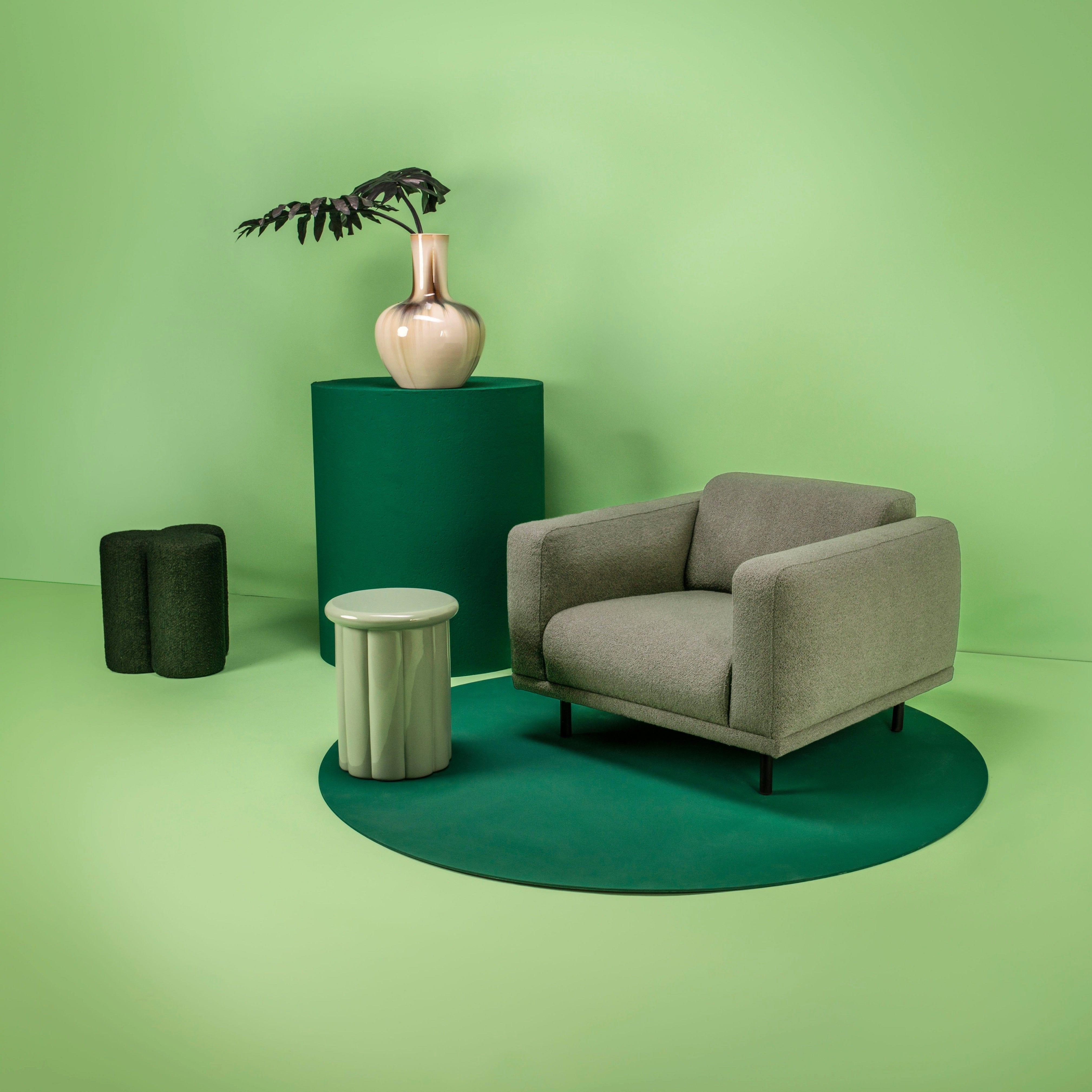 Stołek w tkaninie boucle CLOVER ciemnozielony Pols Potten Eye on Design