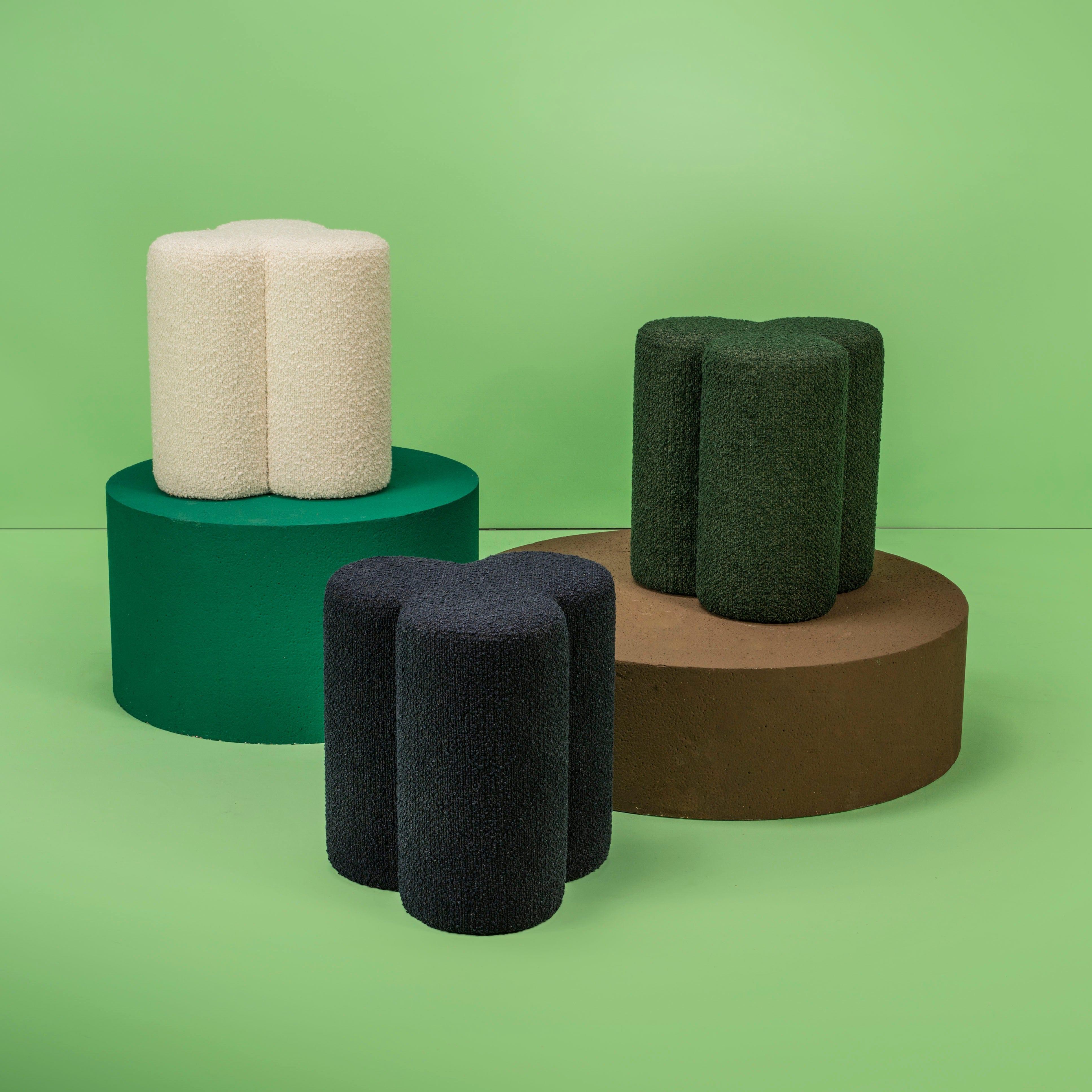 Stołek w tkaninie boucle CLOVER ciemnozielony Pols Potten Eye on Design