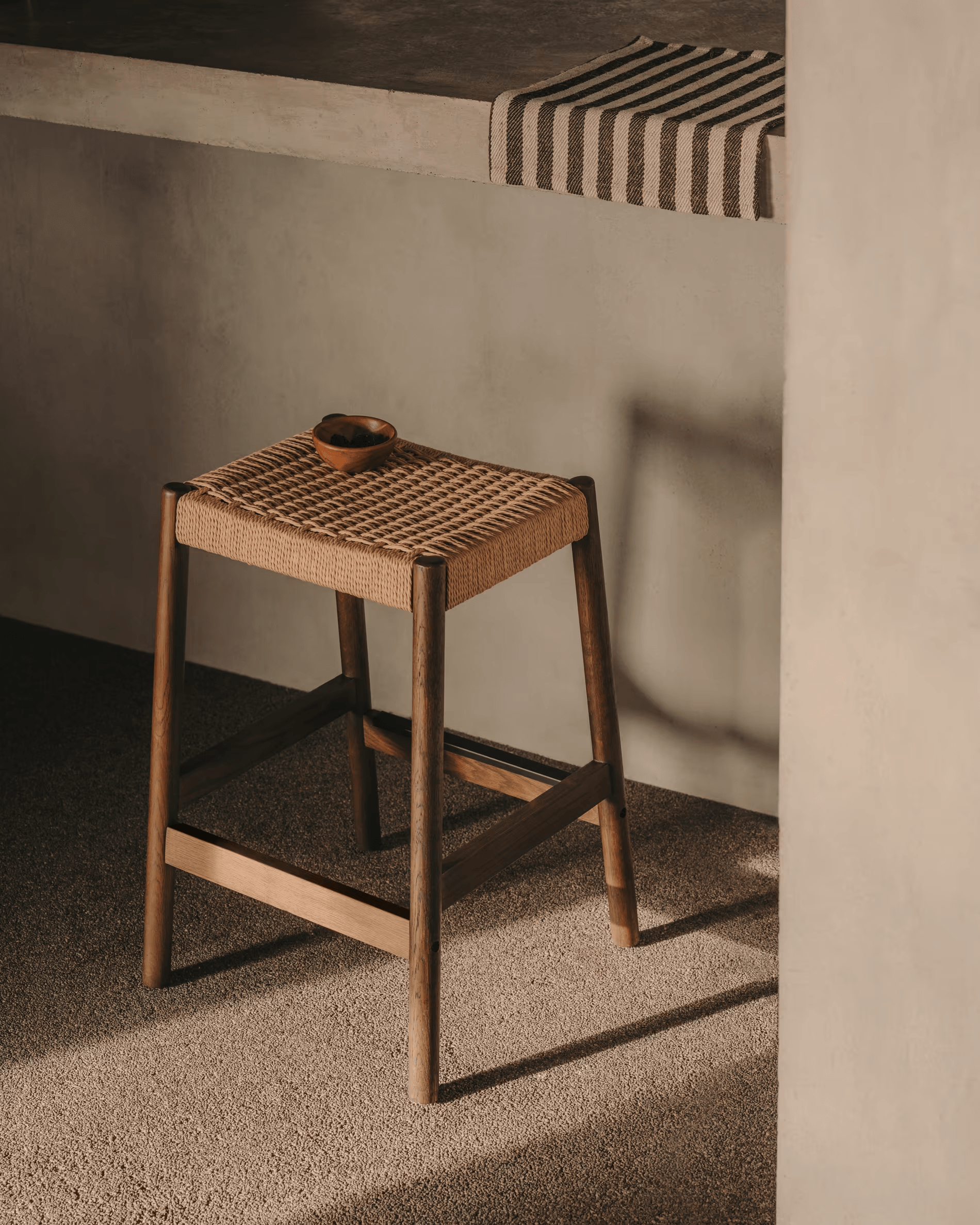 Stołek YALIA orzechowe drewno dębowe La Forma Eye on Design
