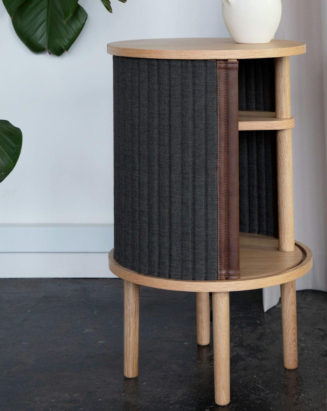 Stolik boczny AUDACIOUS antracytowy z dębem UMAGE Eye on Design