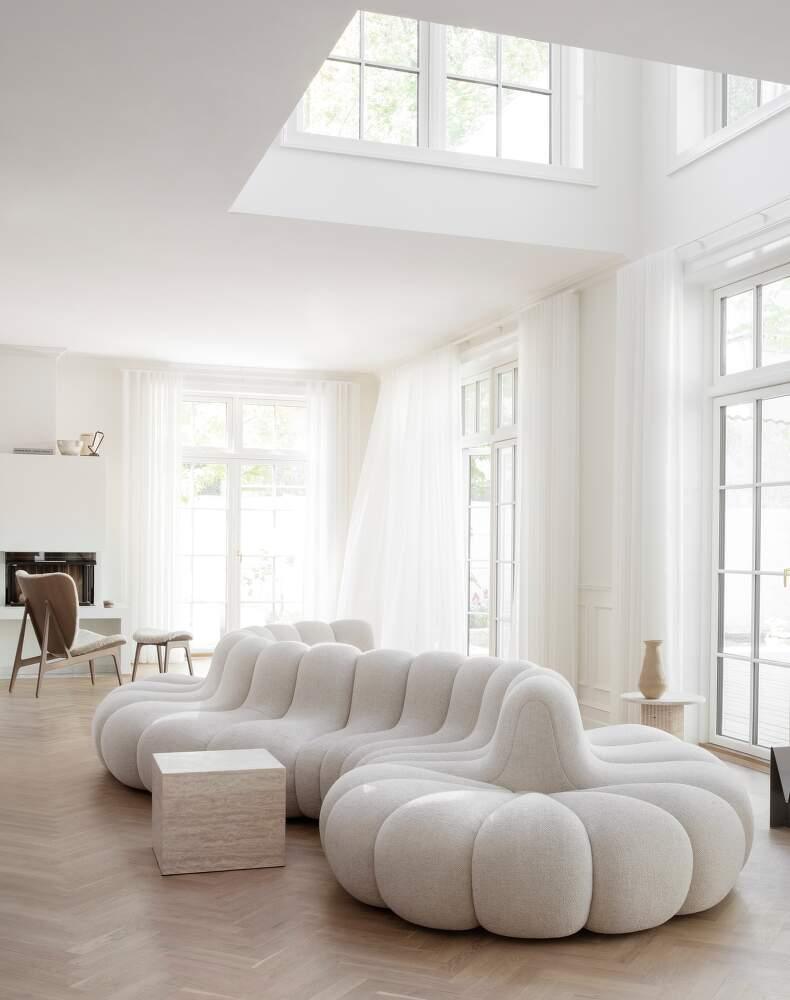 Stolik boczny CUBISM piaskowy z trawertynu NORR11 Eye on Design