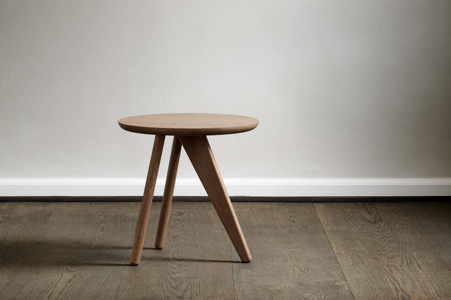 Stolik boczny FIN ciemny dębowy NORR11 Eye on Design