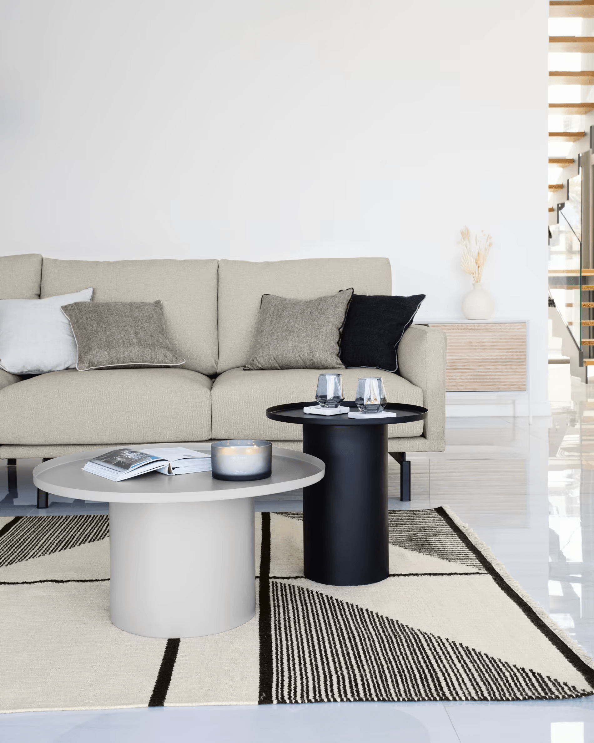 Stolik boczny FLEKSA czarny La Forma Eye on Design