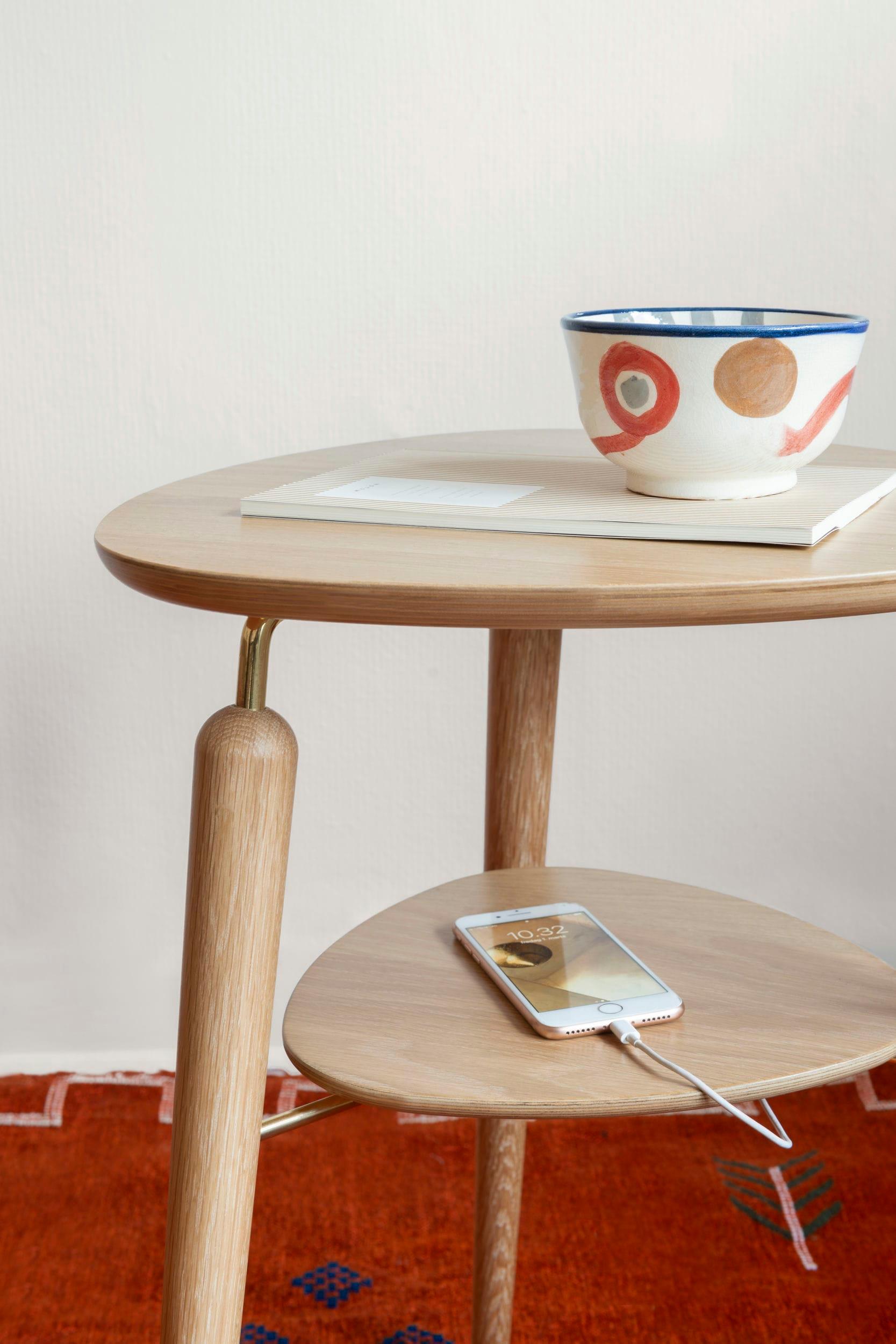 Stolik boczny MY SPOT dębowy ze złotymi elementami UMAGE Eye on Design